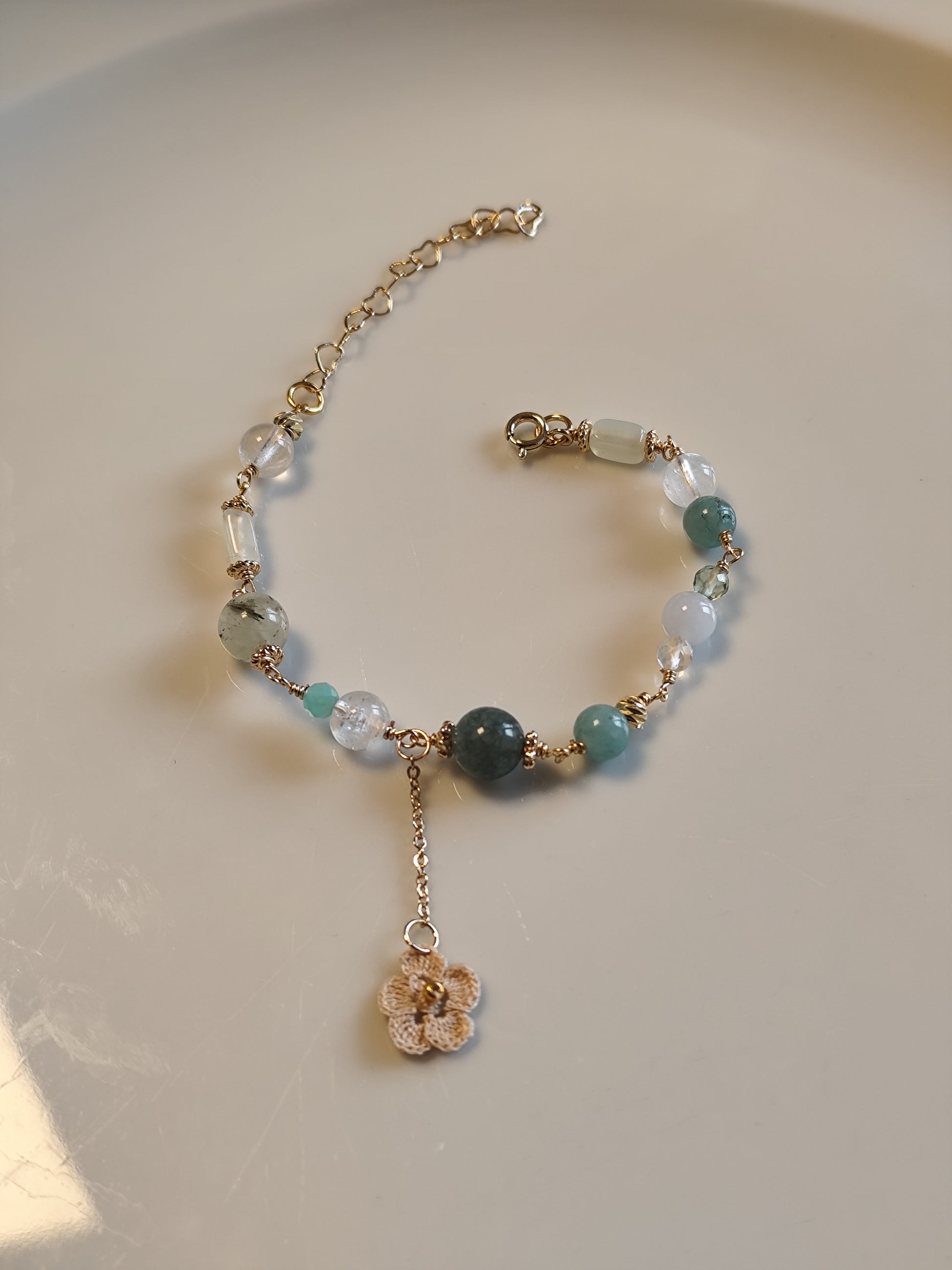 One-of-a-kind edelsteinarmband mit gehäkelte Blume - Champagne blau