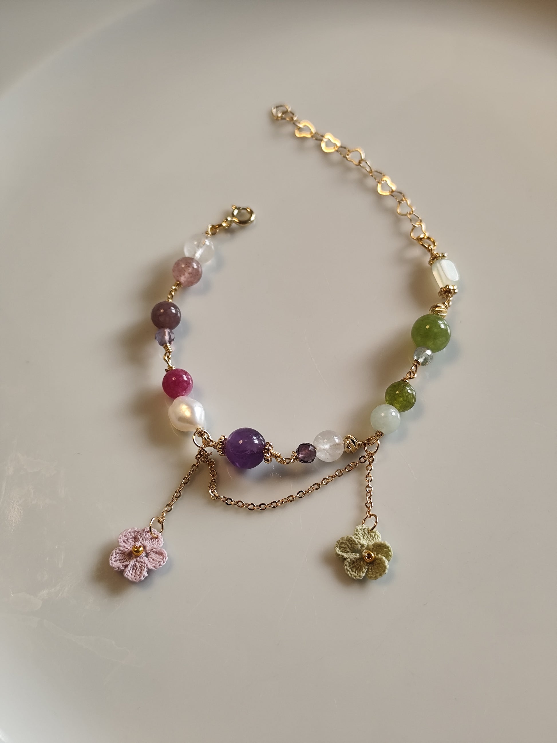 One-of-a-kind edelsteinarmband mit gehäkelte Blume - lila grün