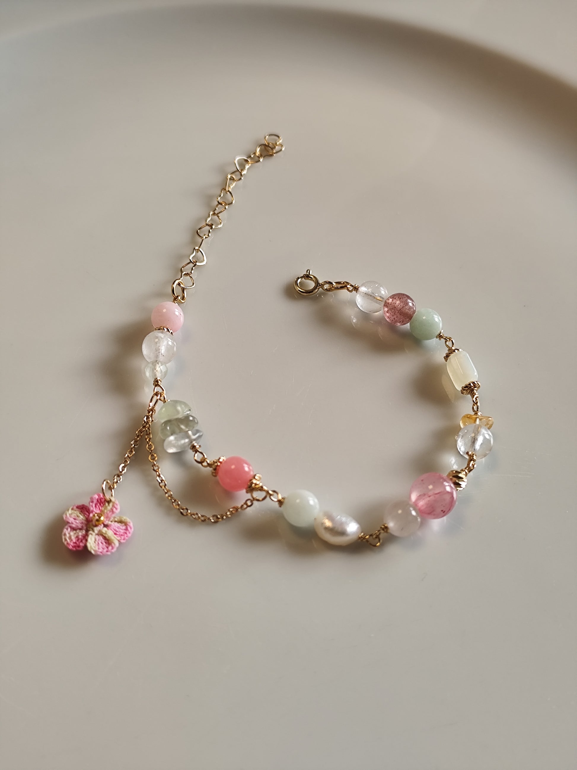 One-of-a-kind edelsteinarmband mit gehäkelte Blume - pink