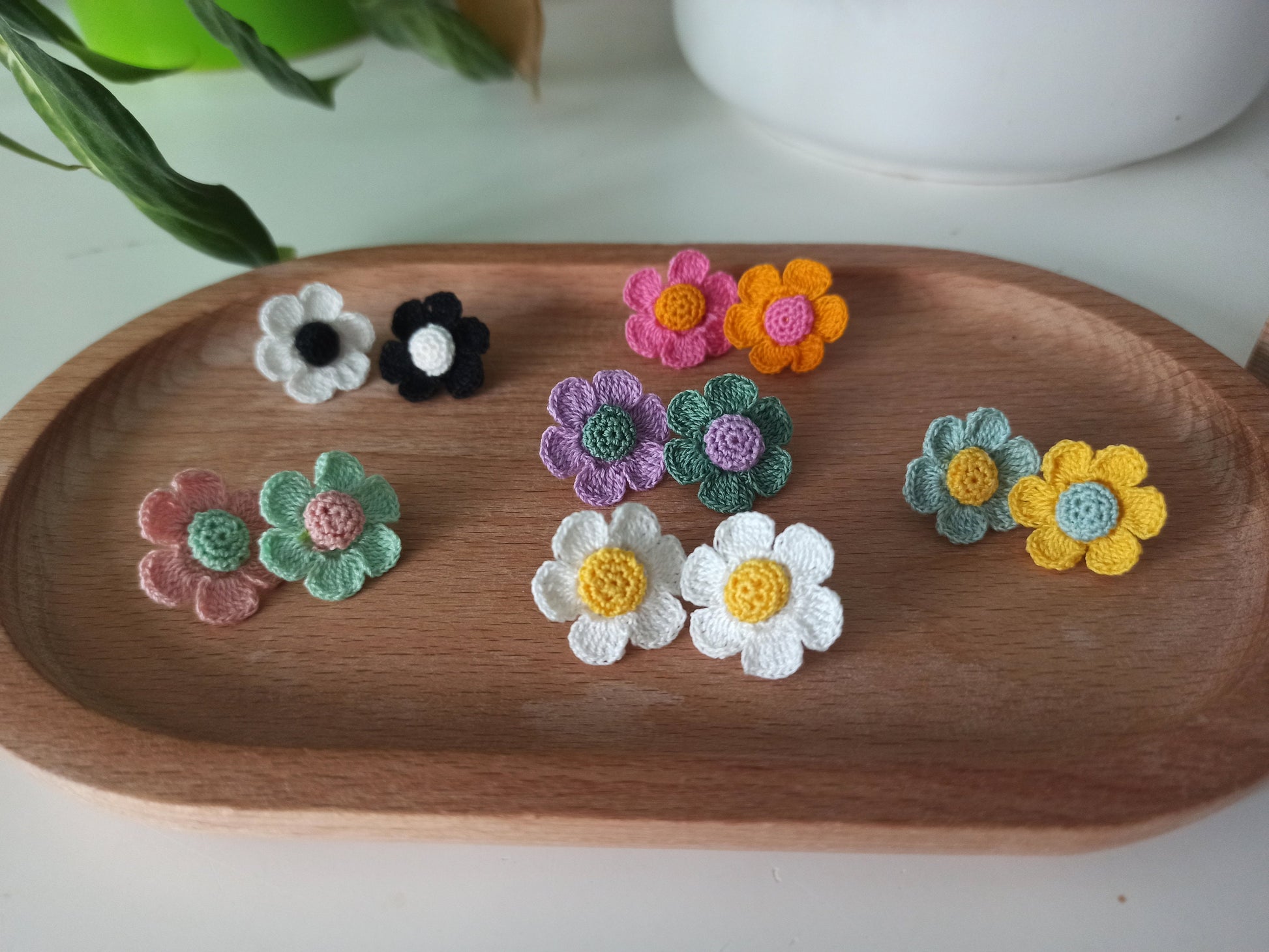 asymmetric daisy flower stud earrings | asymmetric daisy flower stud earrings