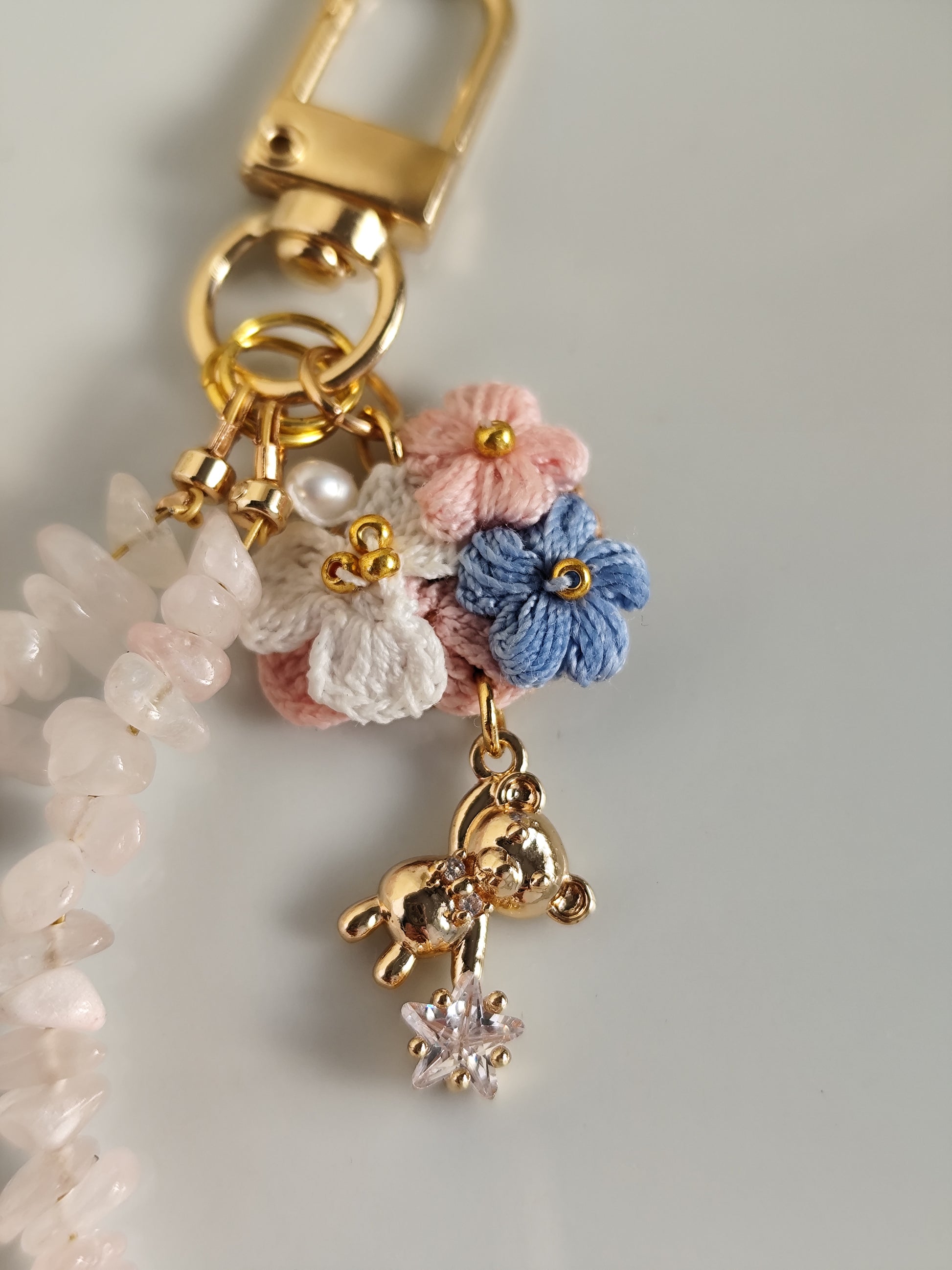 Süße gehäkelt Blumen und vergoldet Bär keychain