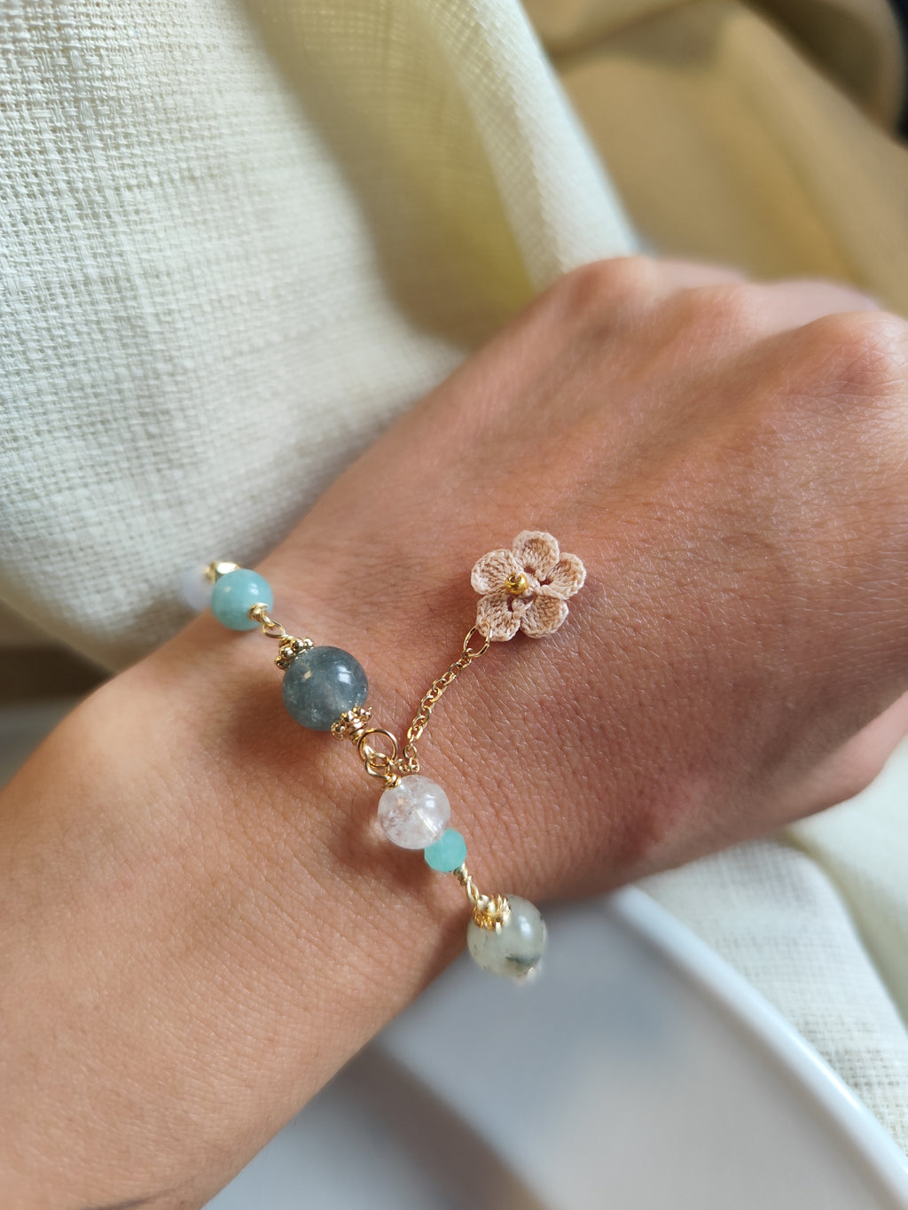 One-of-a-kind edelsteinarmband mit gehäkelte Blume - Champagne blau