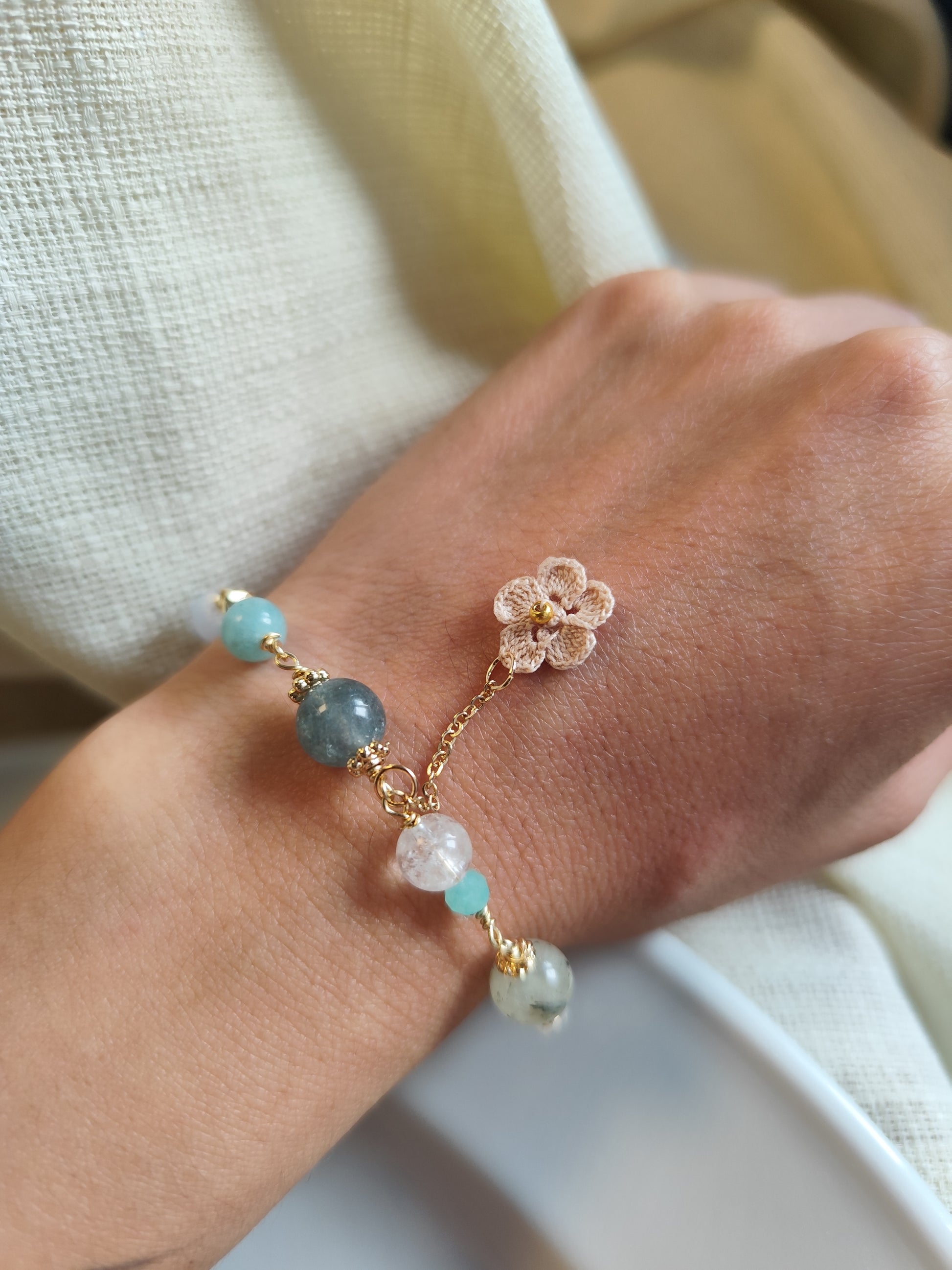 One-of-a-kind edelsteinarmband mit gehäkelte Blume - Champagne blau