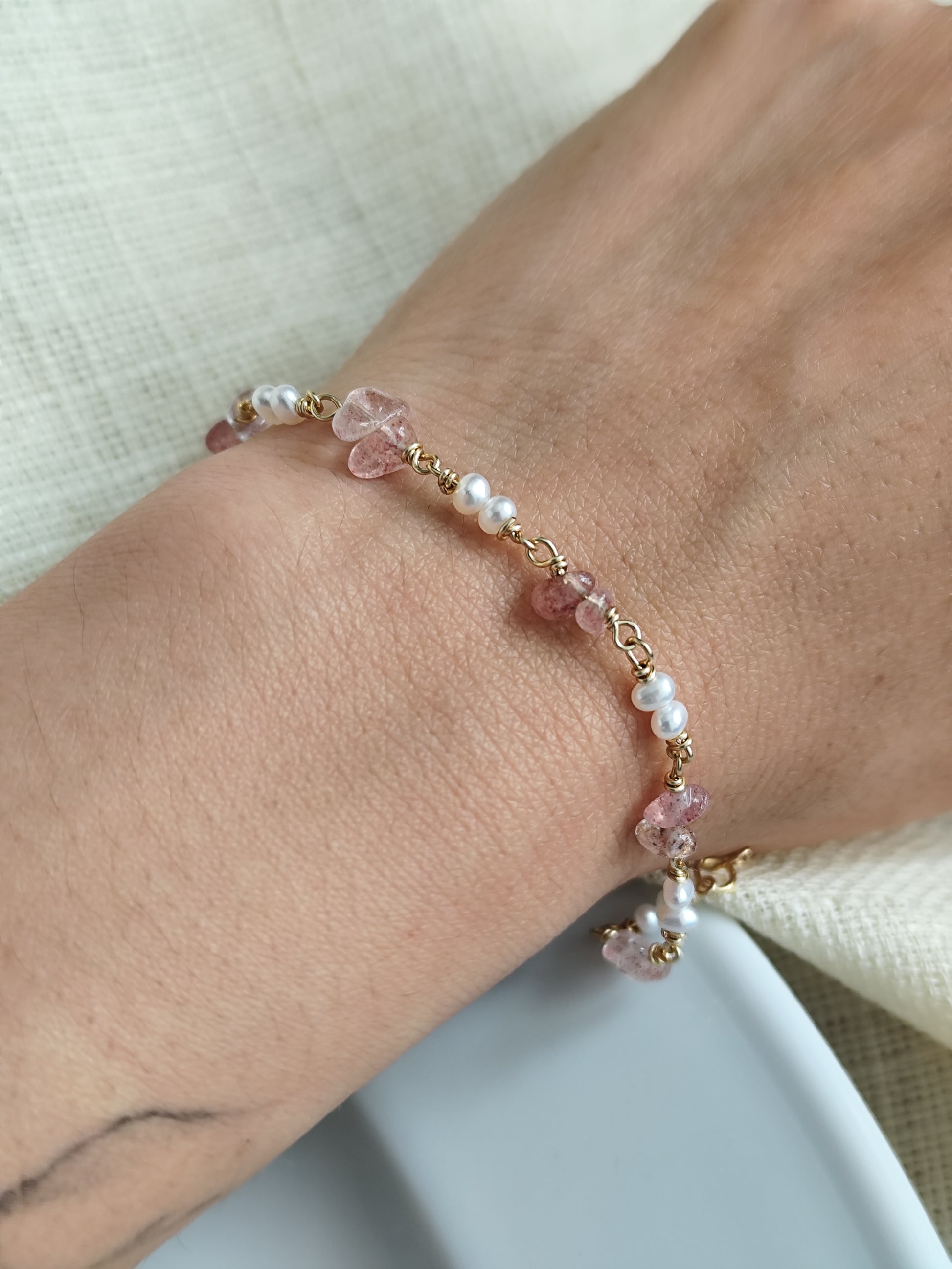 Zierliche Süßwasser perlen und strawberry quartz armband