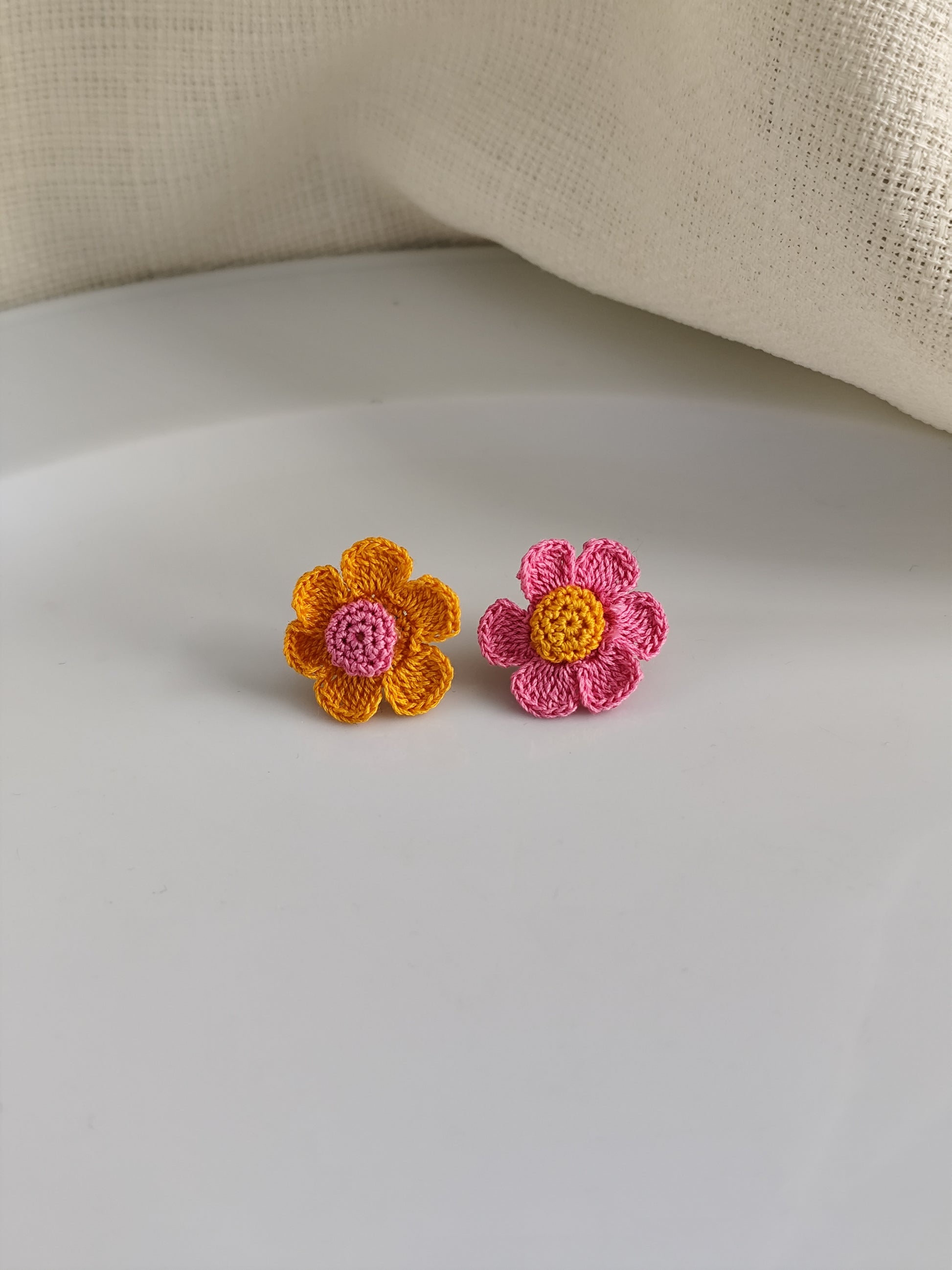 asymmetric daisy flower stud earrings | asymmetric daisy flower stud earrings