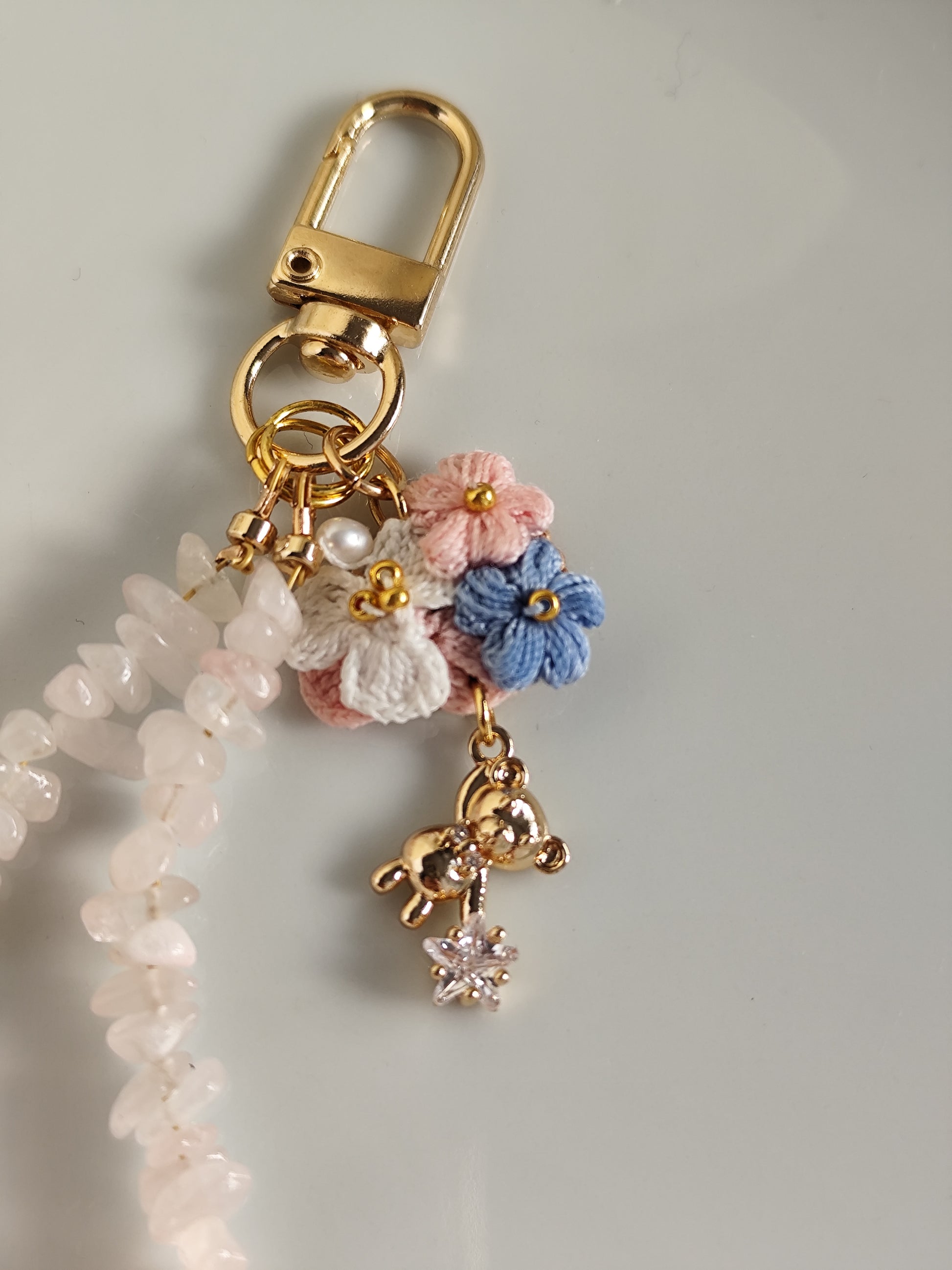 Süße gehäkelt Blumen und vergoldet Bär keychain
