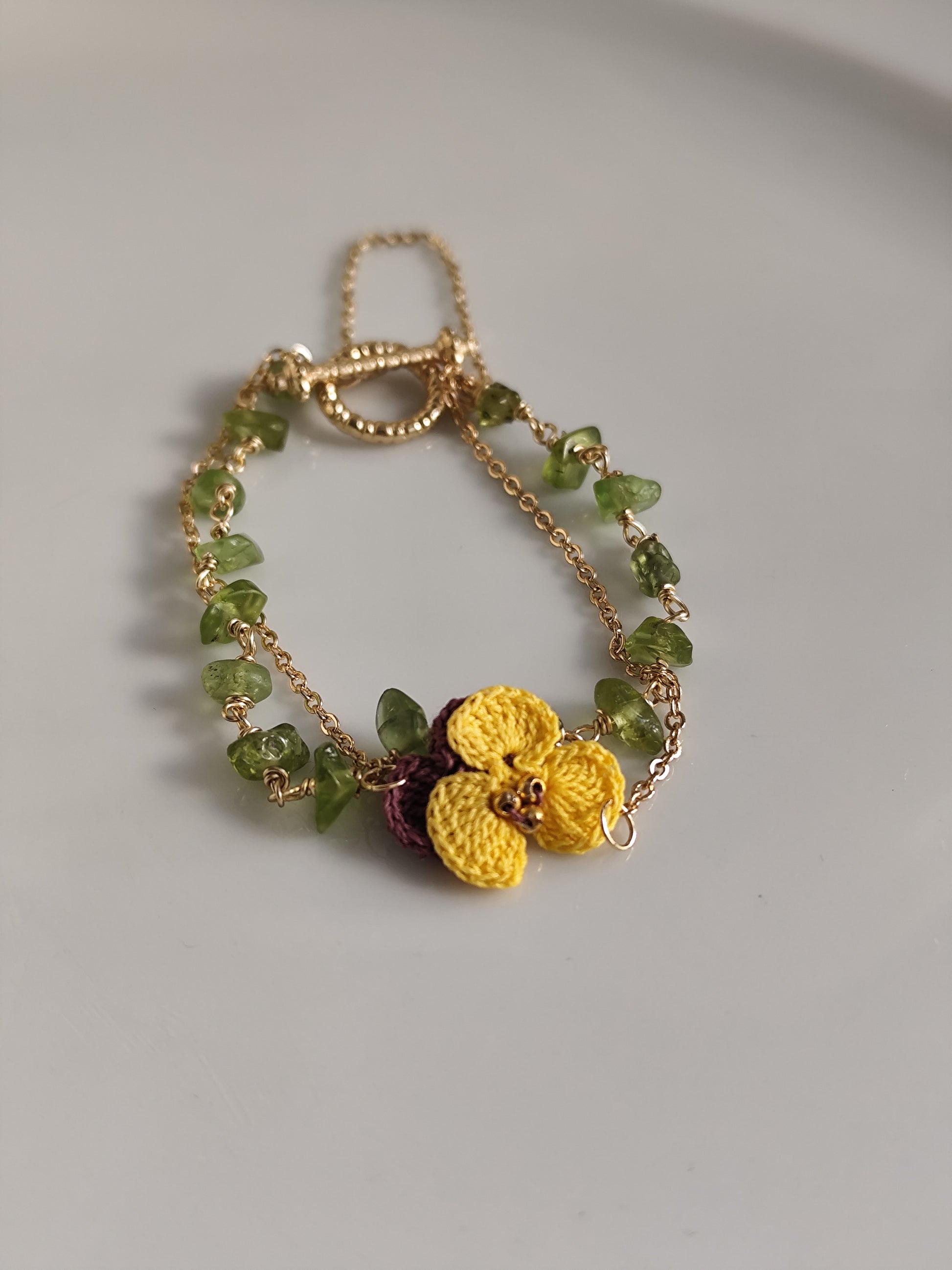 Gehäkelte Pensy und Peridot Armband