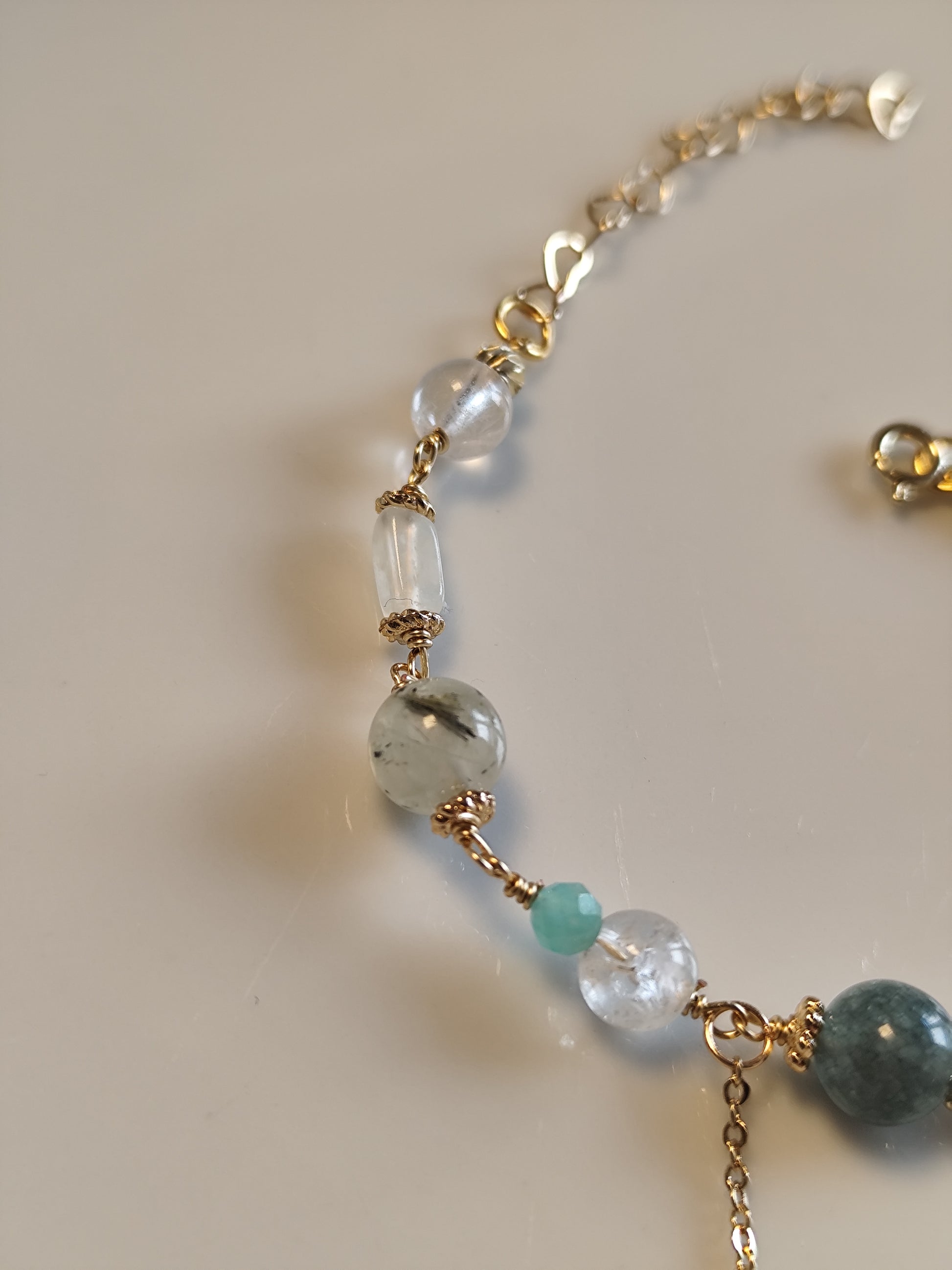 One-of-a-kind edelsteinarmband mit gehäkelte Blume - Champagne blau