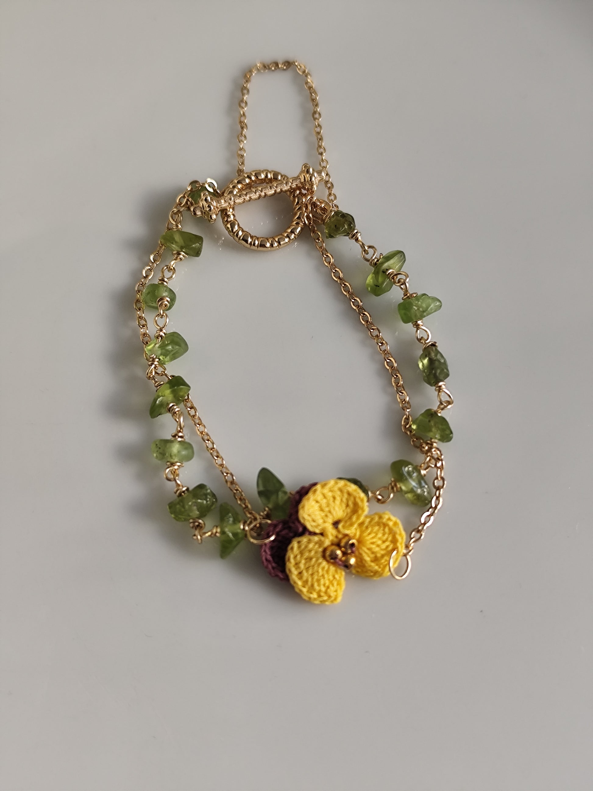 Gehäkelte Pensy und Peridot Armband