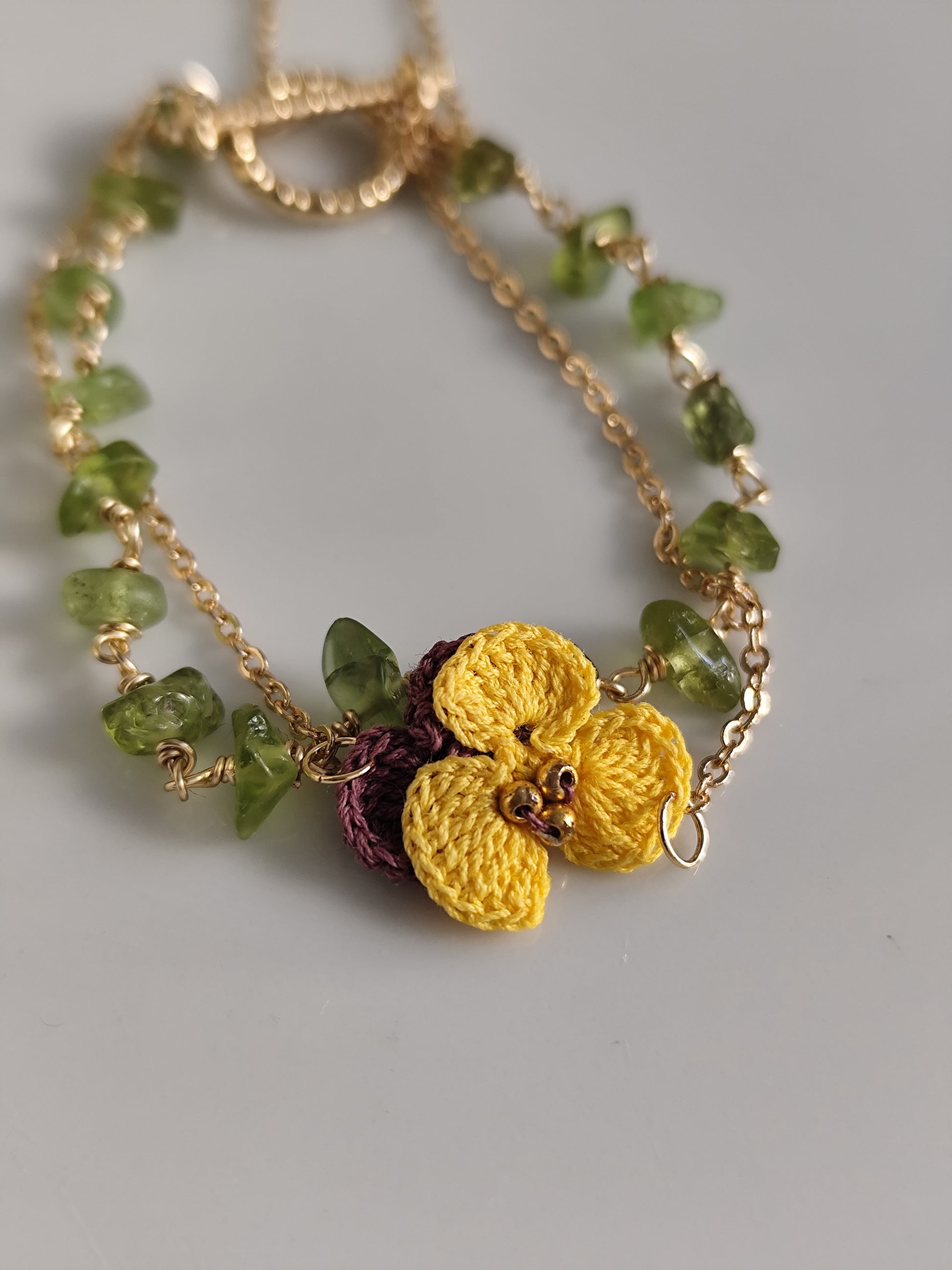 Gehäkelte Pensy und Peridot Armband