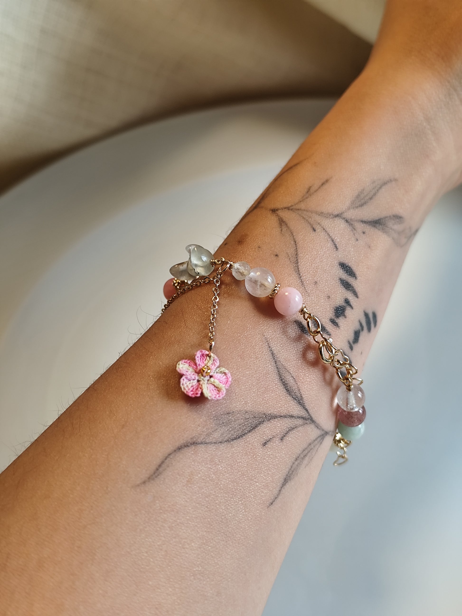 One-of-a-kind edelsteinarmband mit gehäkelte Blume - pink