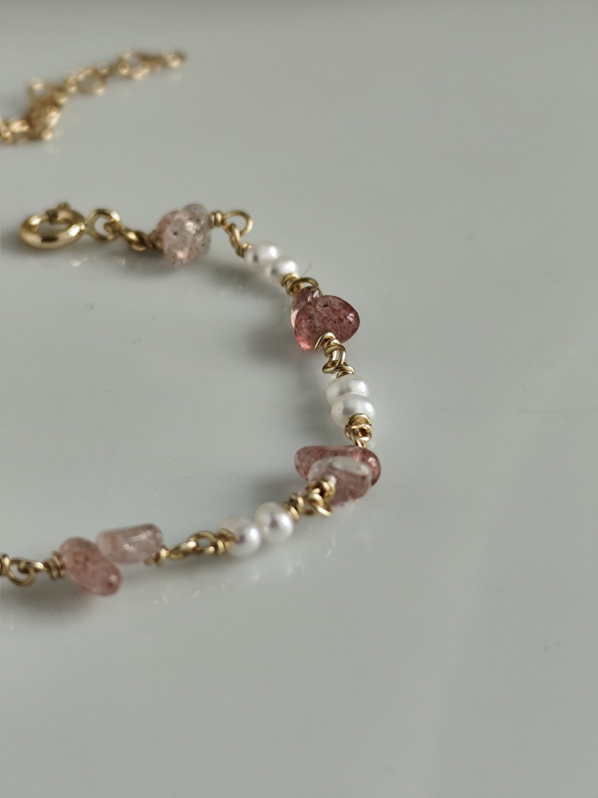 Zierliche Süßwasser perlen und strawberry quartz armband