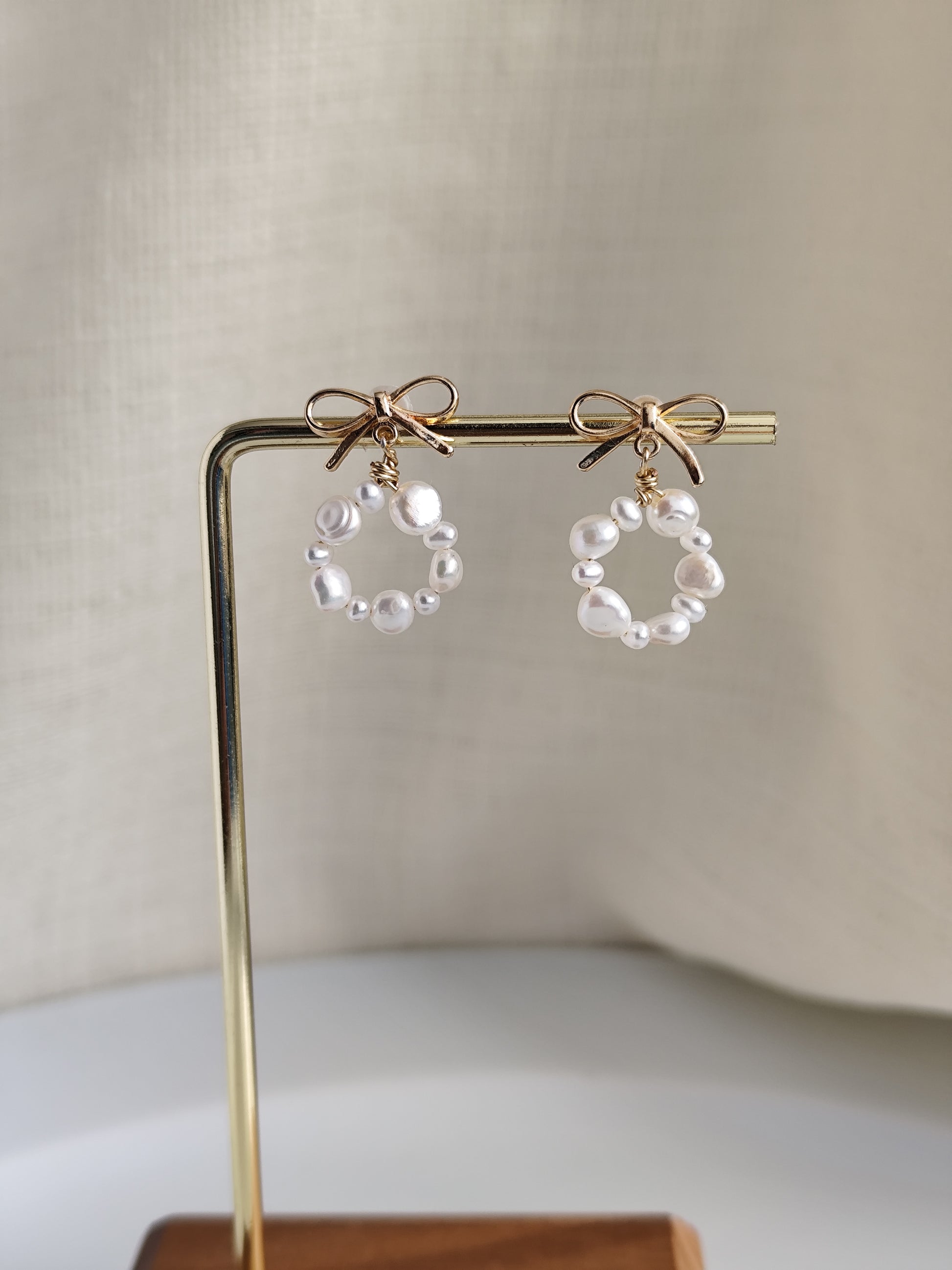 Pearl hoop ribbon earrings