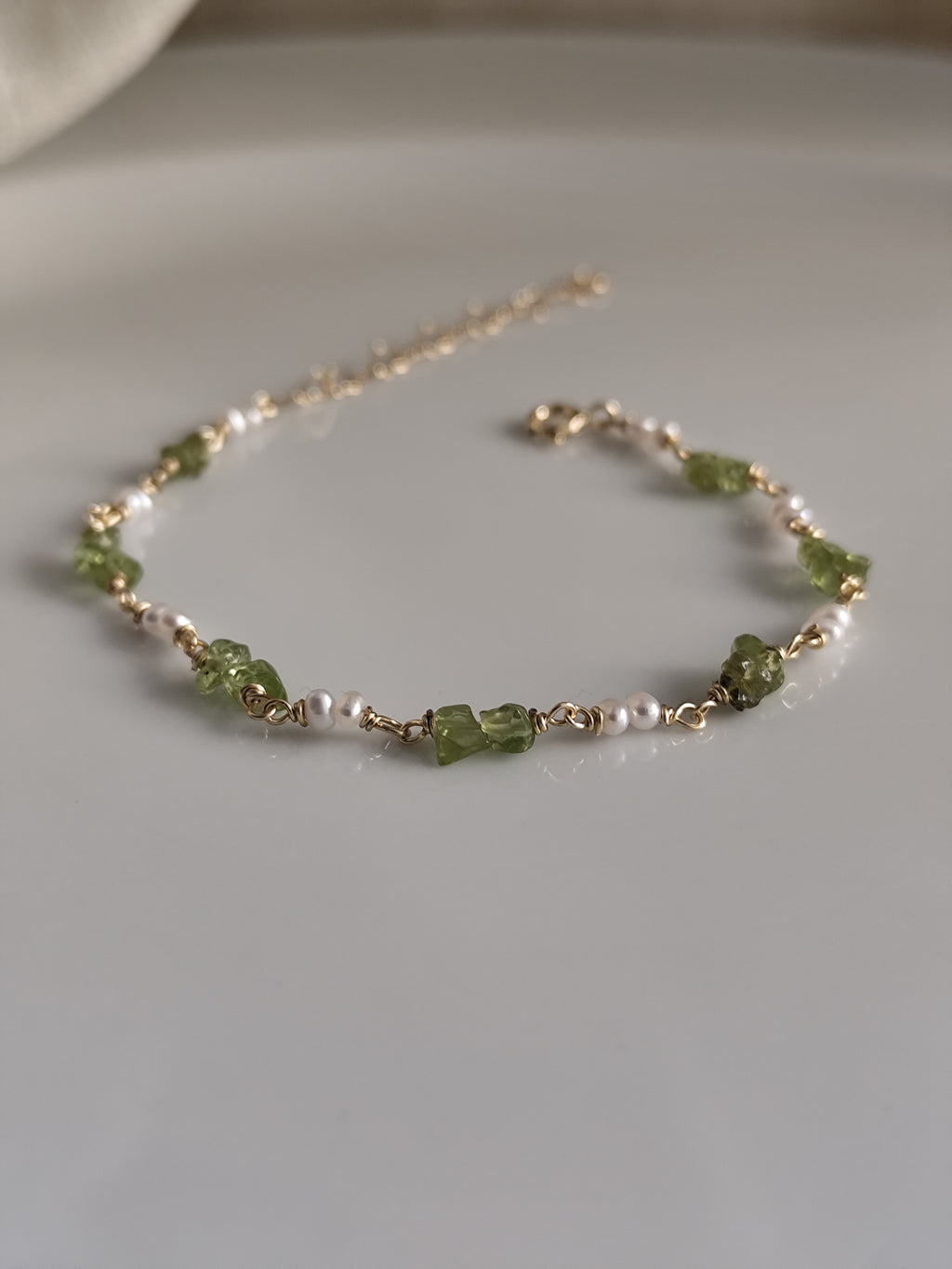 Zierliche Süßwasser perlen und Peridot armband