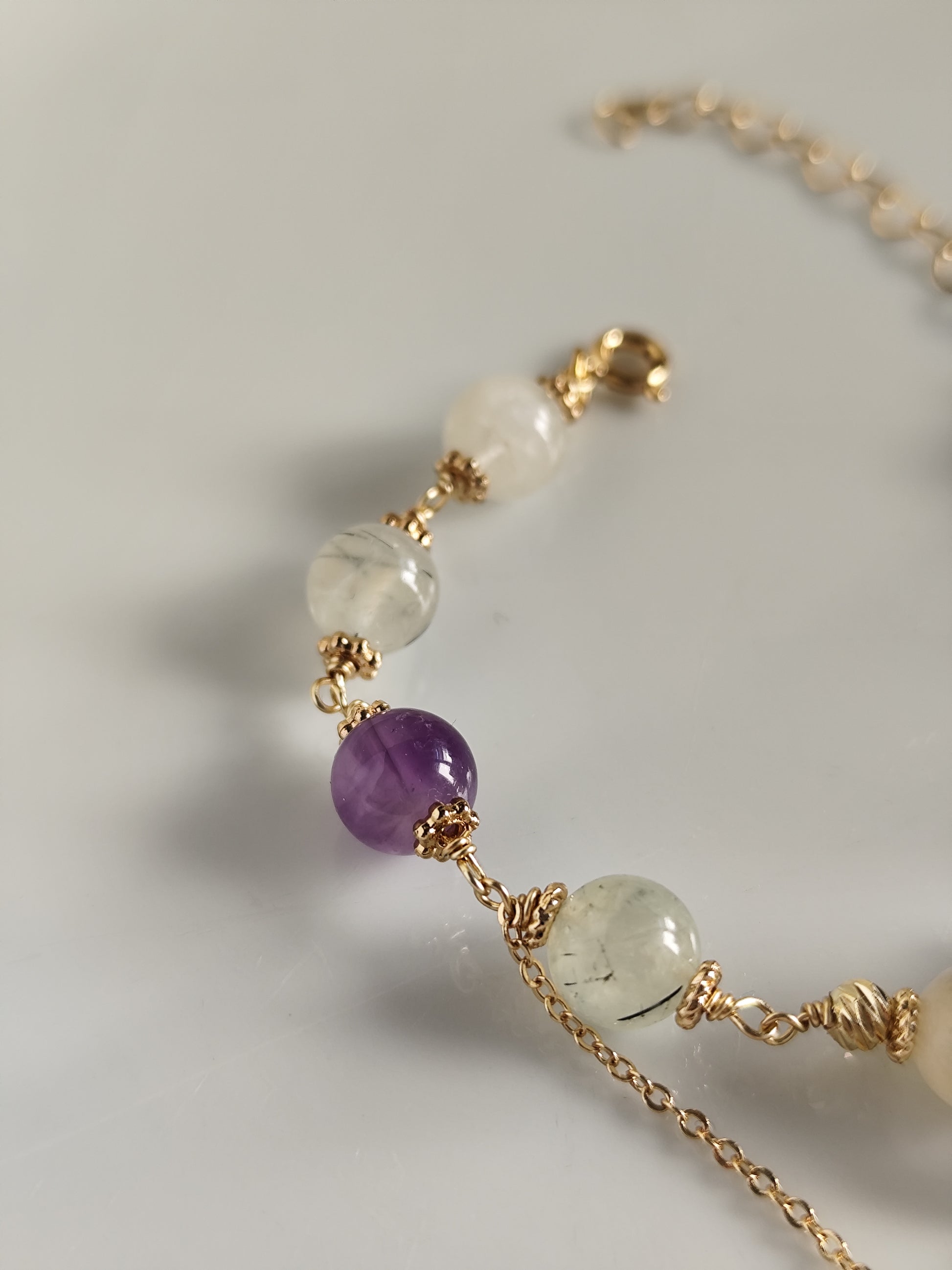 Lila edelsteinarmband mit gehäkelt Blumen