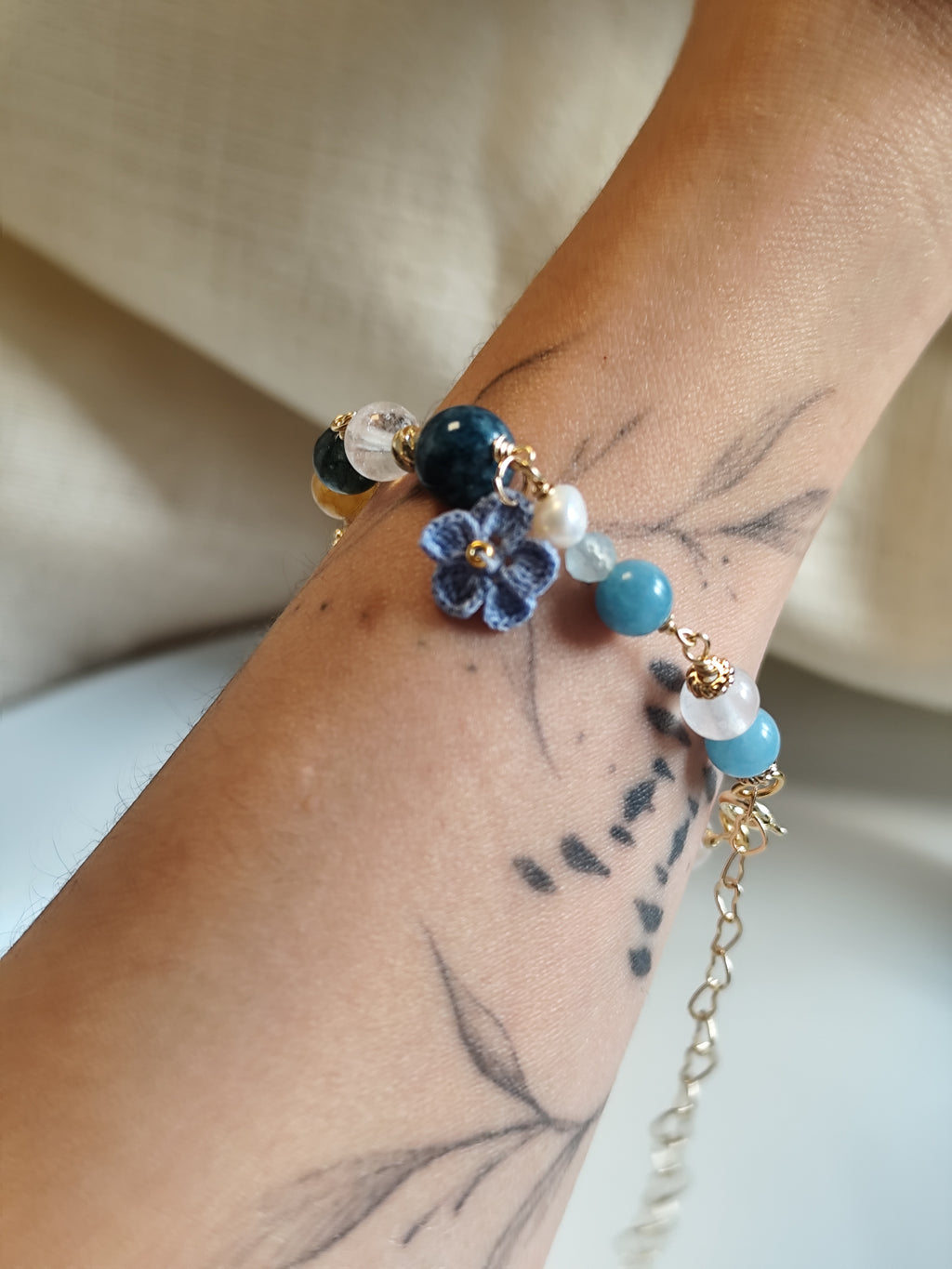 One-of-a-kind edelsteinarmband mit gehäkelte Blume - blau