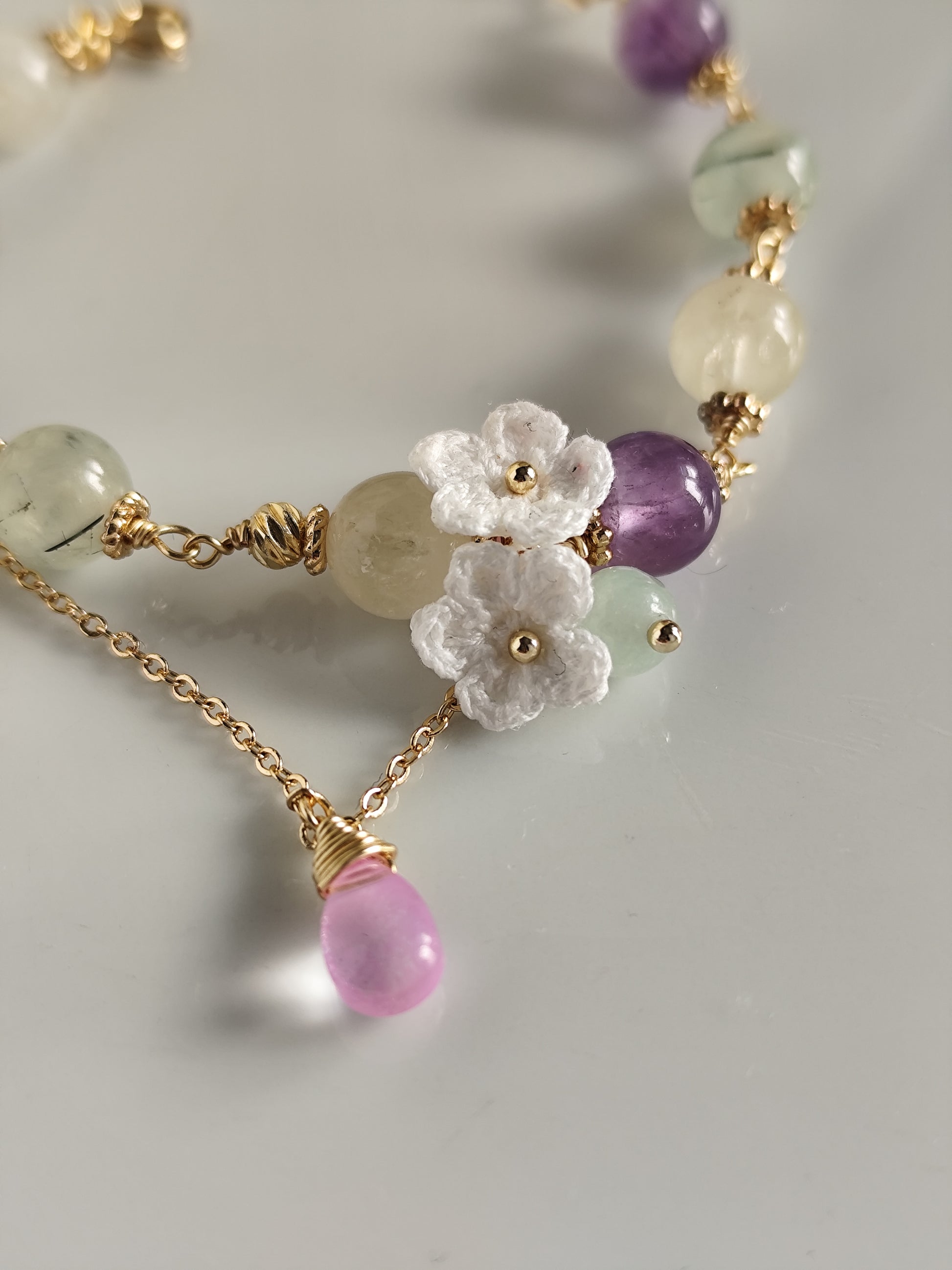 Lila edelsteinarmband mit gehäkelt Blumen