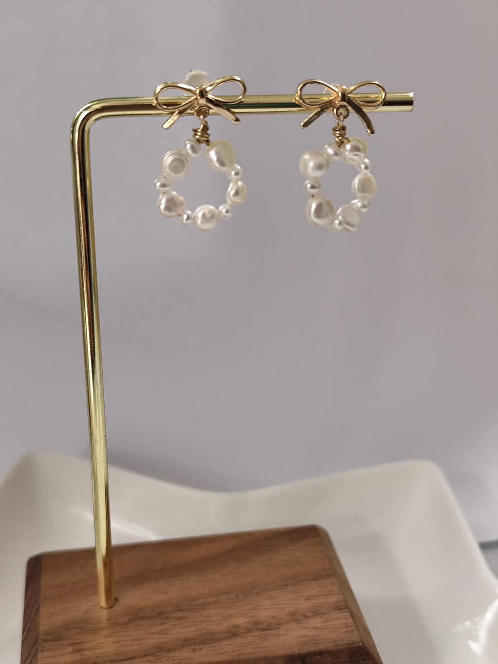 Pearl hoop ribbon earrings