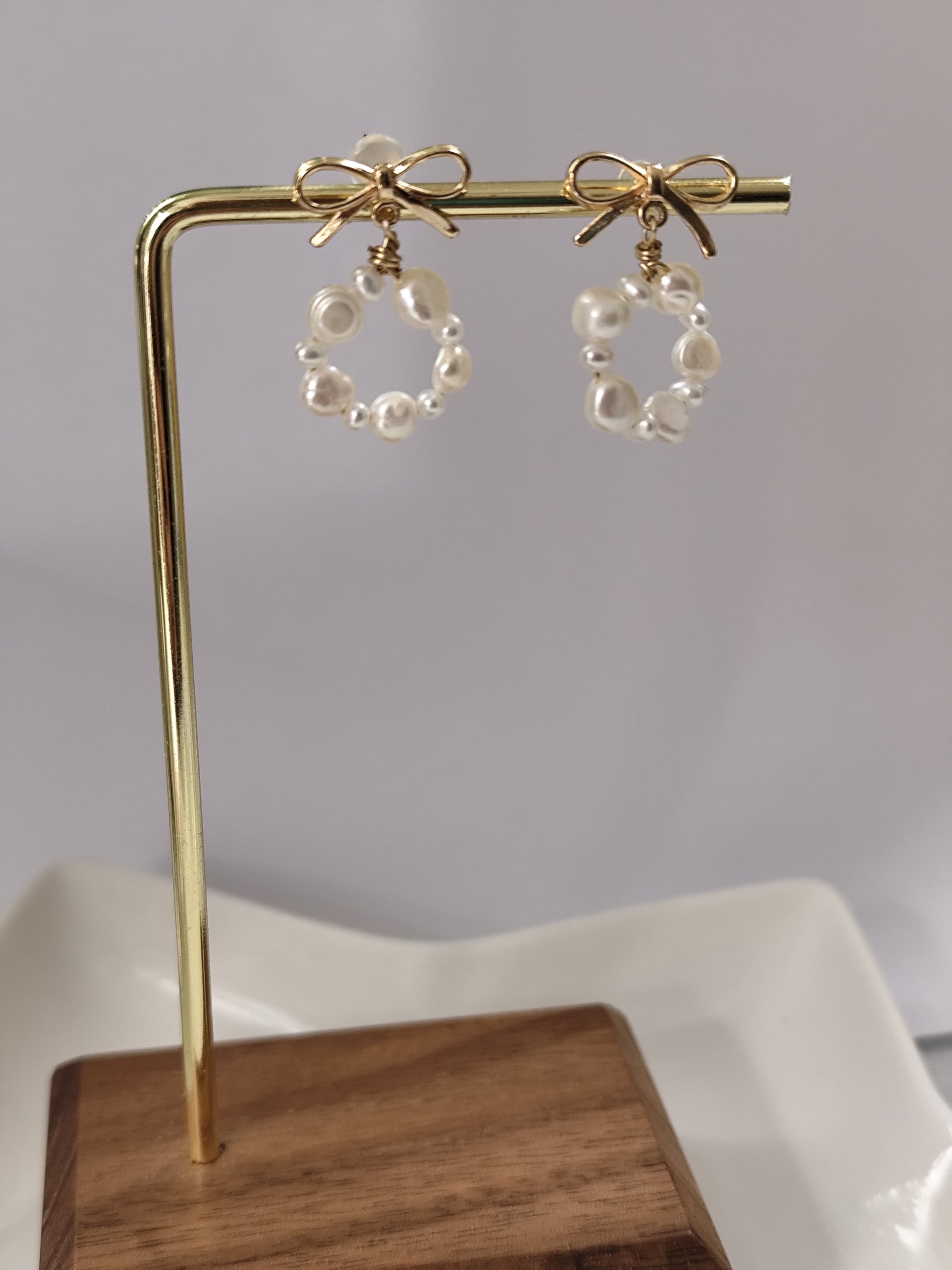 Pearl hoop ribbon earrings