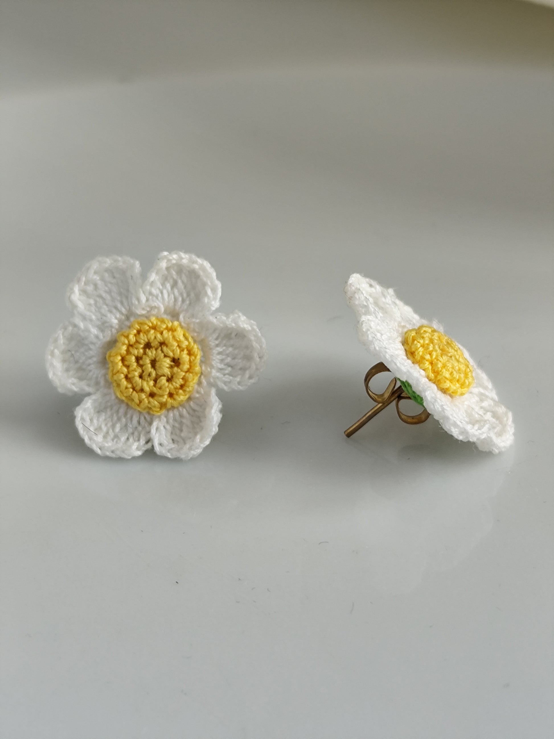asymmetric daisy flower stud earrings | asymmetric daisy flower stud earrings