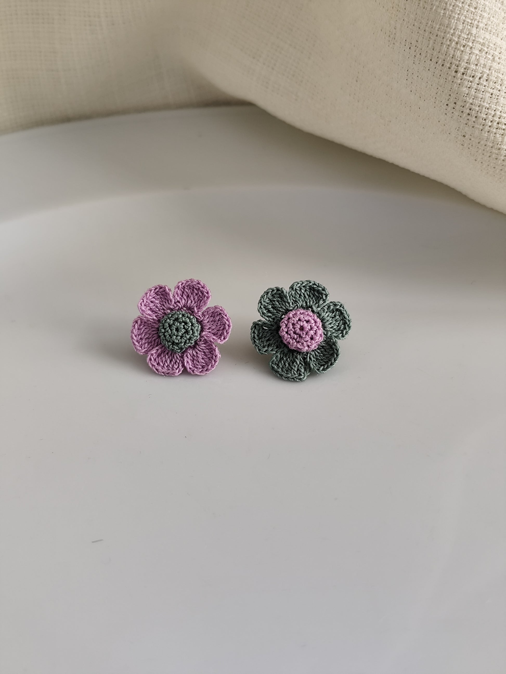 asymmetric daisy flower stud earrings | asymmetric daisy flower stud earrings
