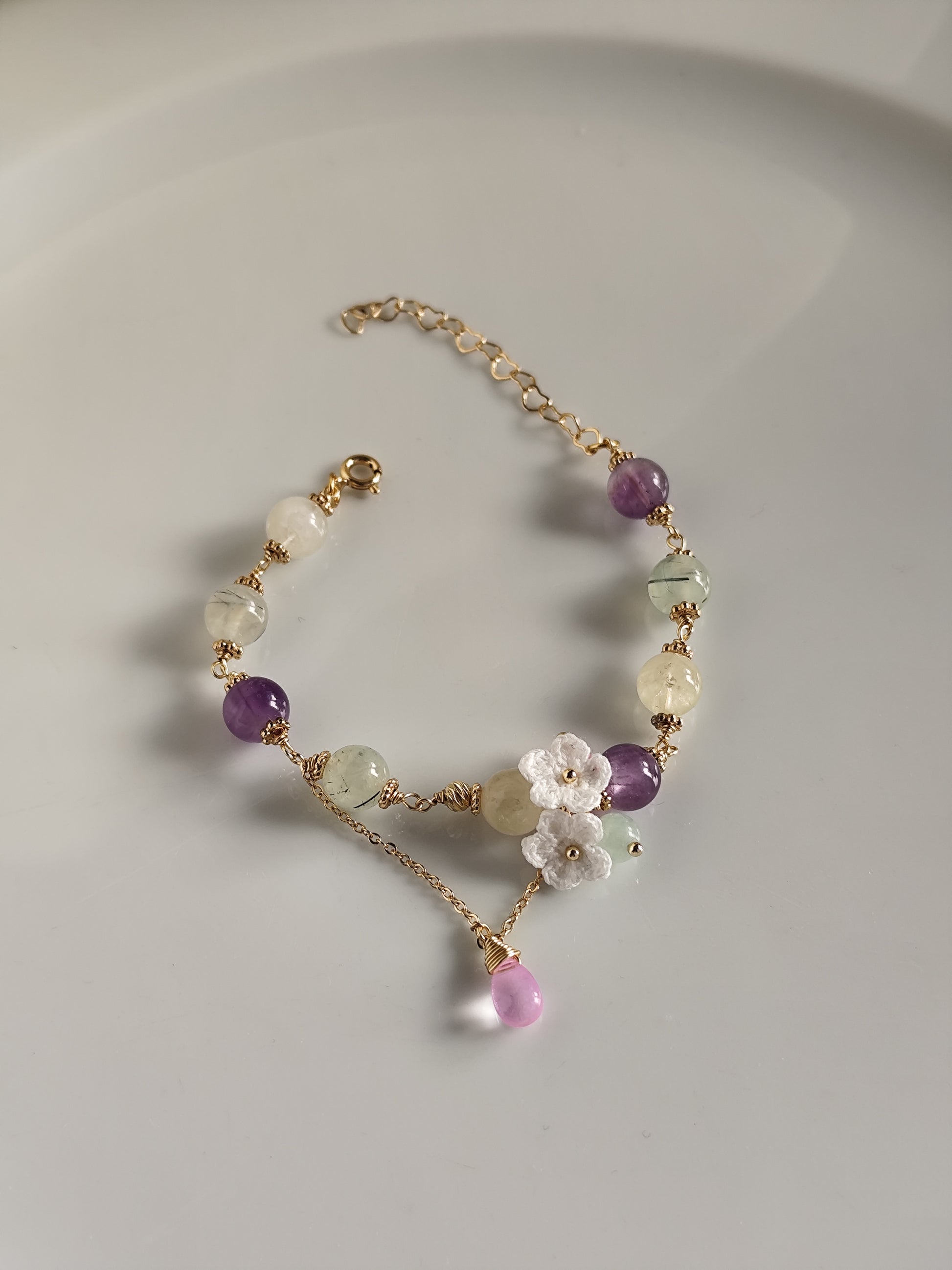 Lila edelsteinarmband mit gehäkelt Blumen