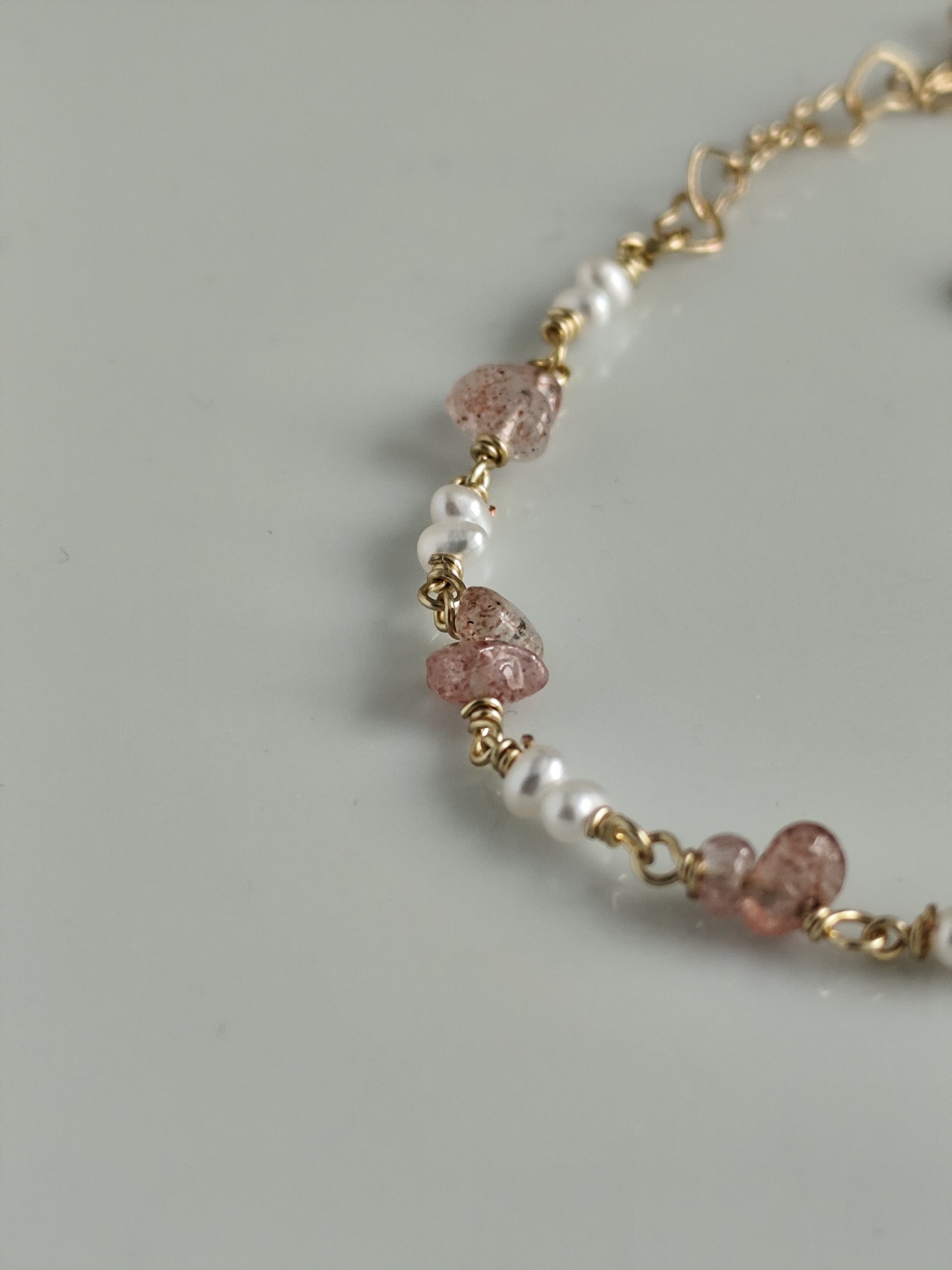 Zierliche Süßwasser perlen und strawberry quartz armband