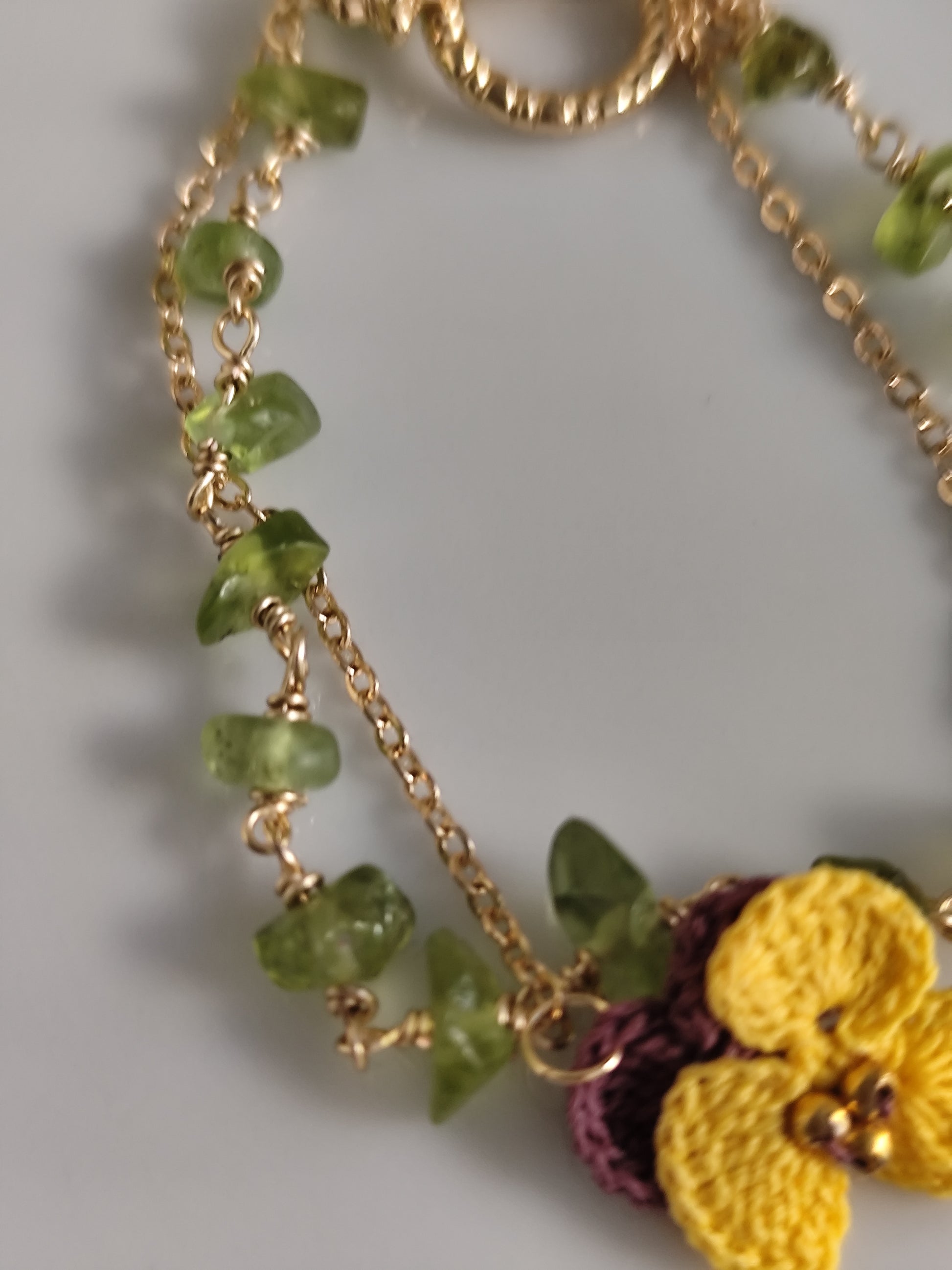 Gehäkelte Pensy und Peridot Armband