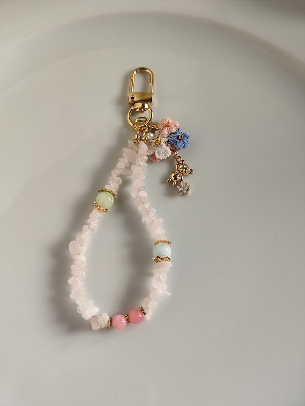 Süße gehäkelt Blumen und vergoldet Bär keychain