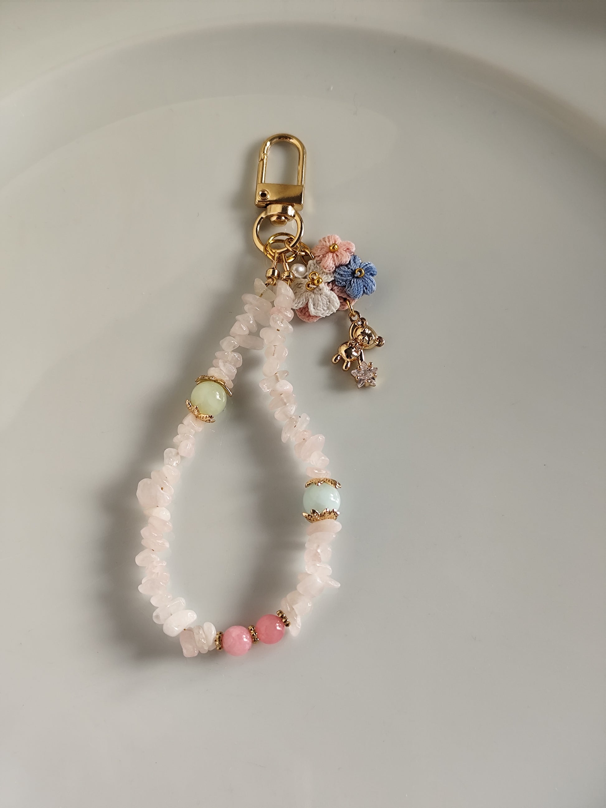 Süße gehäkelt Blumen und vergoldet Bär keychain
