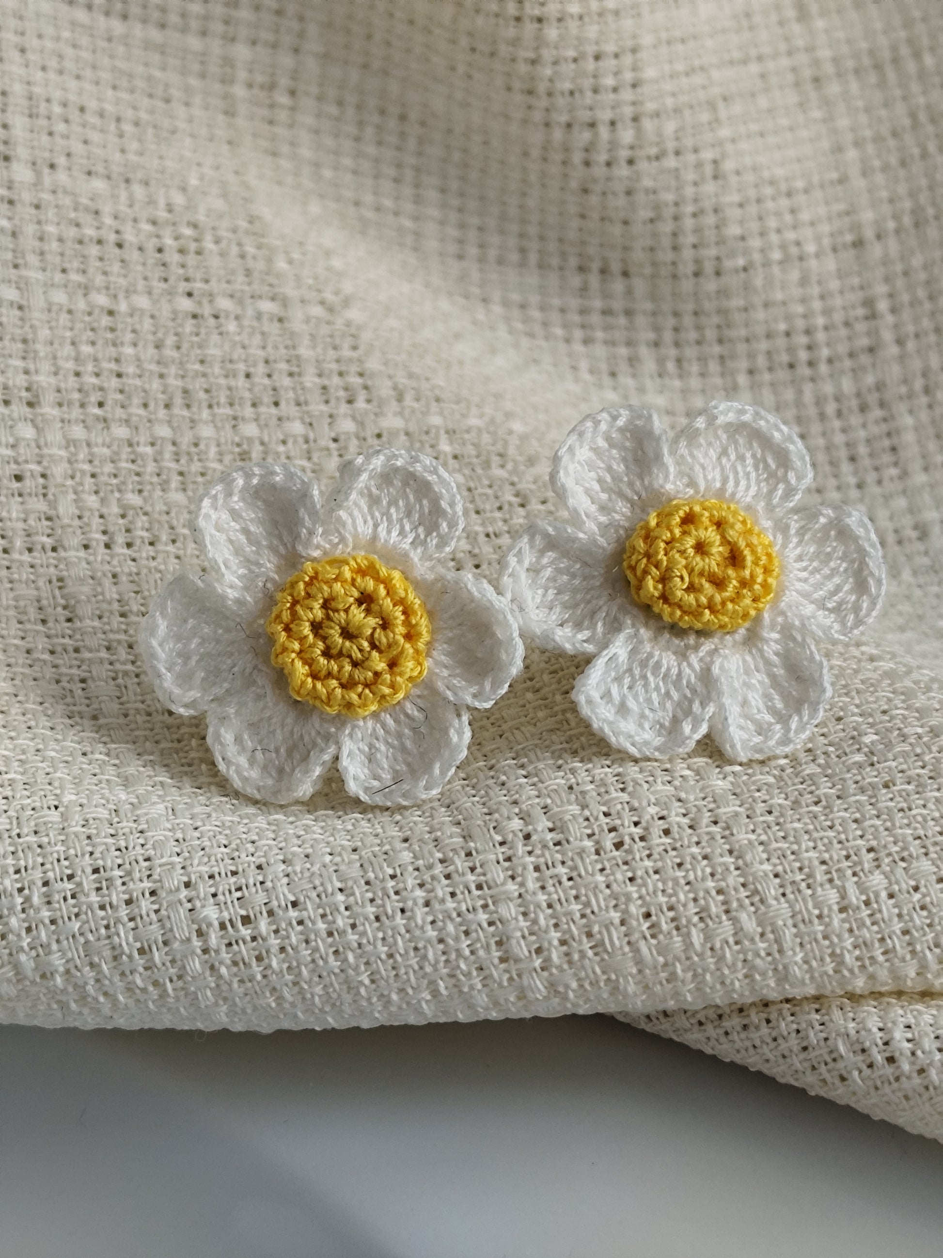 asymmetric daisy flower stud earrings | asymmetric daisy flower stud earrings