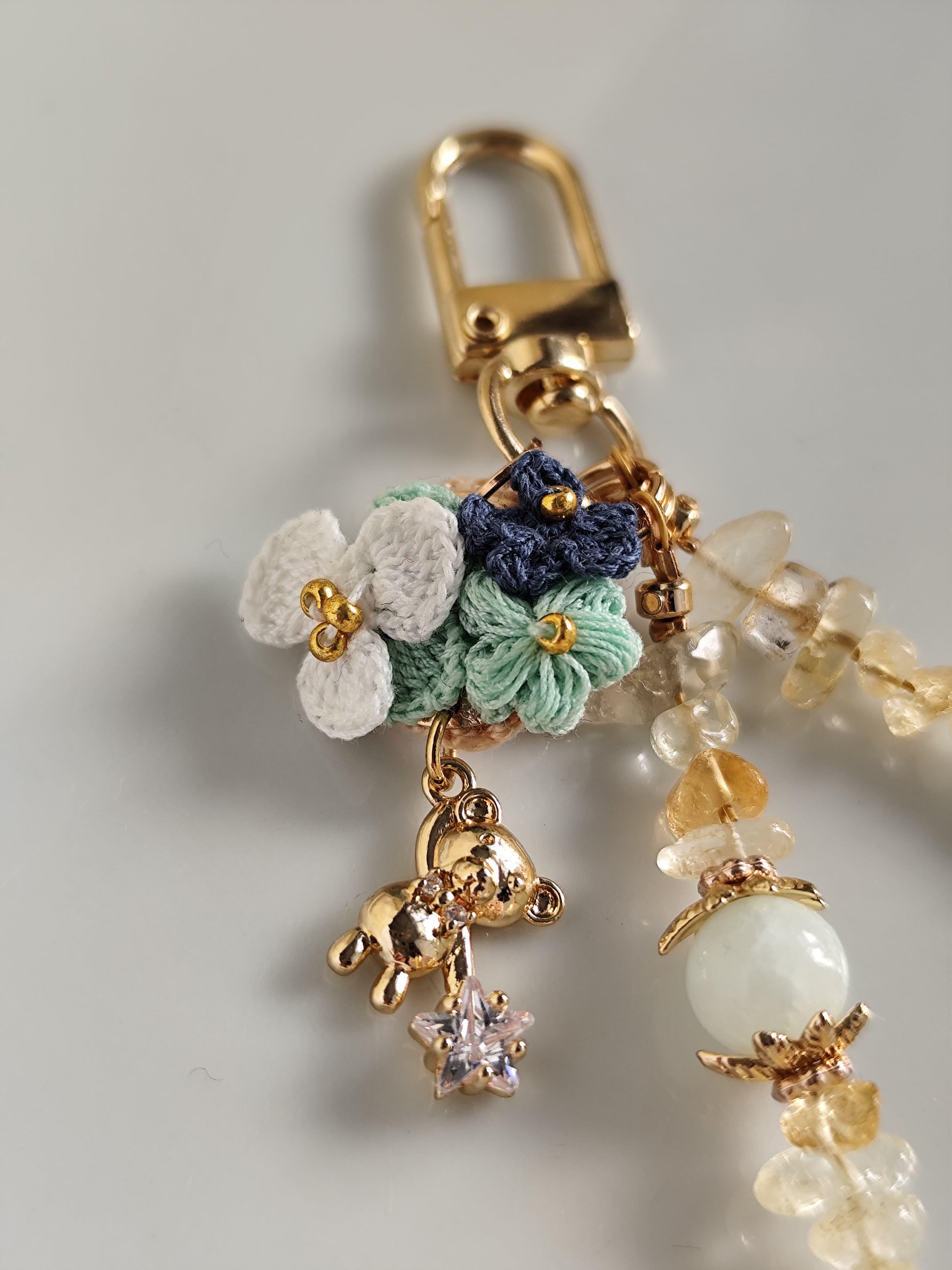 Süße gehäkelt Blume und goldene Bär keychain