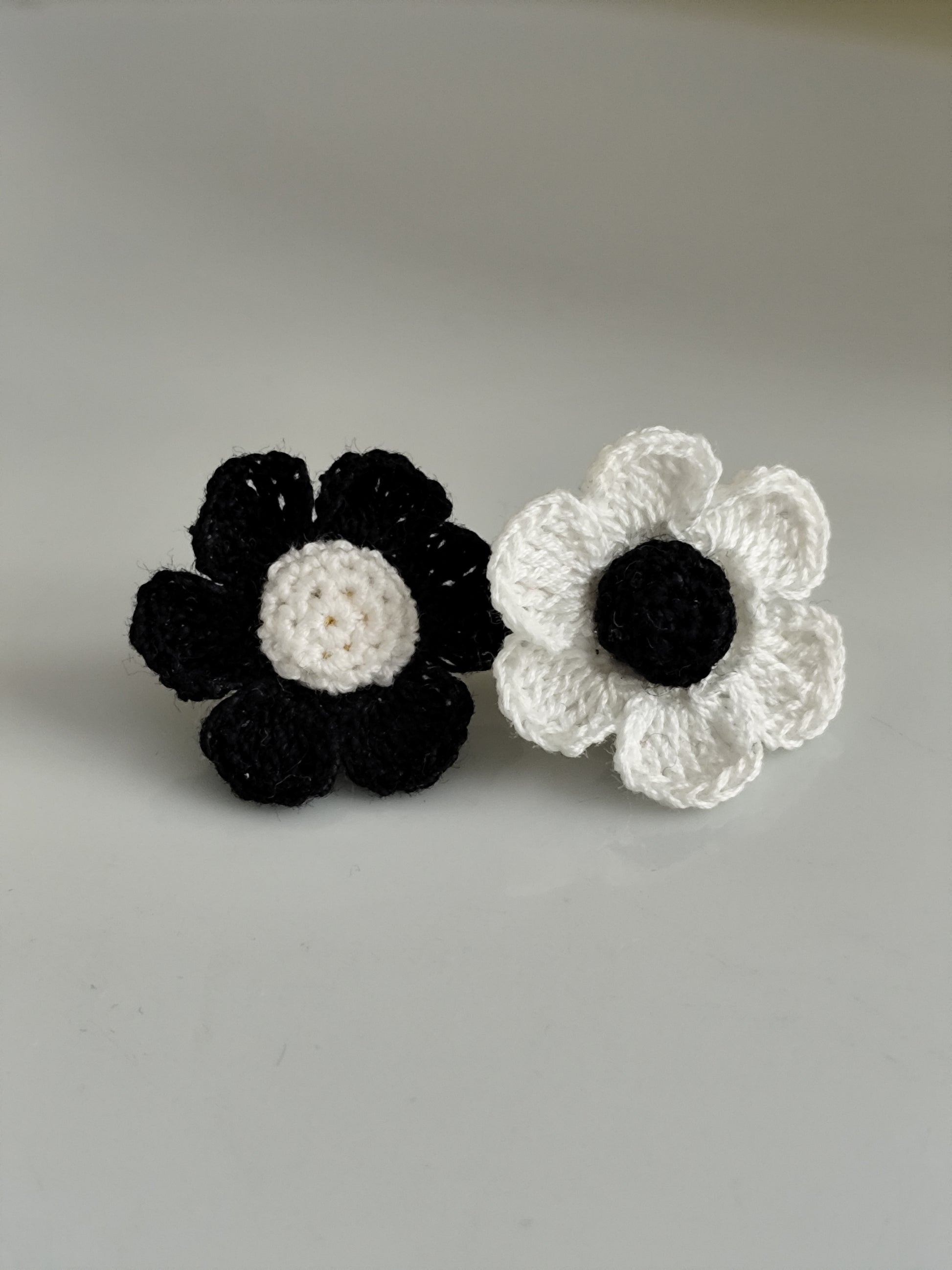 asymmetric daisy flower stud earrings | asymmetric daisy flower stud earrings