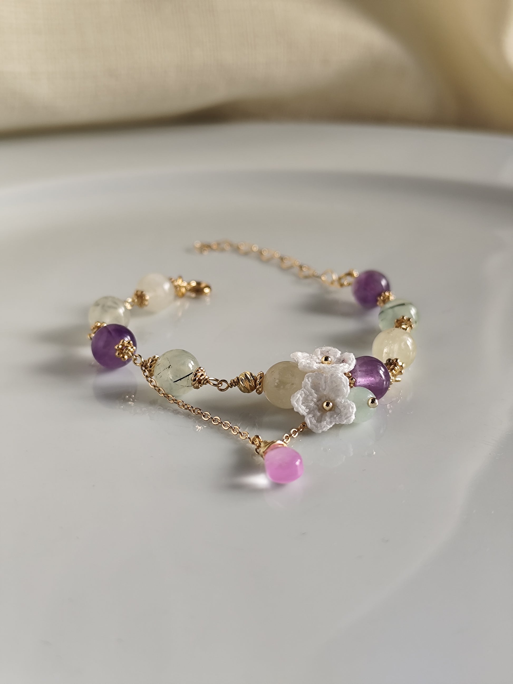 Lila edelsteinarmband mit gehäkelt Blumen