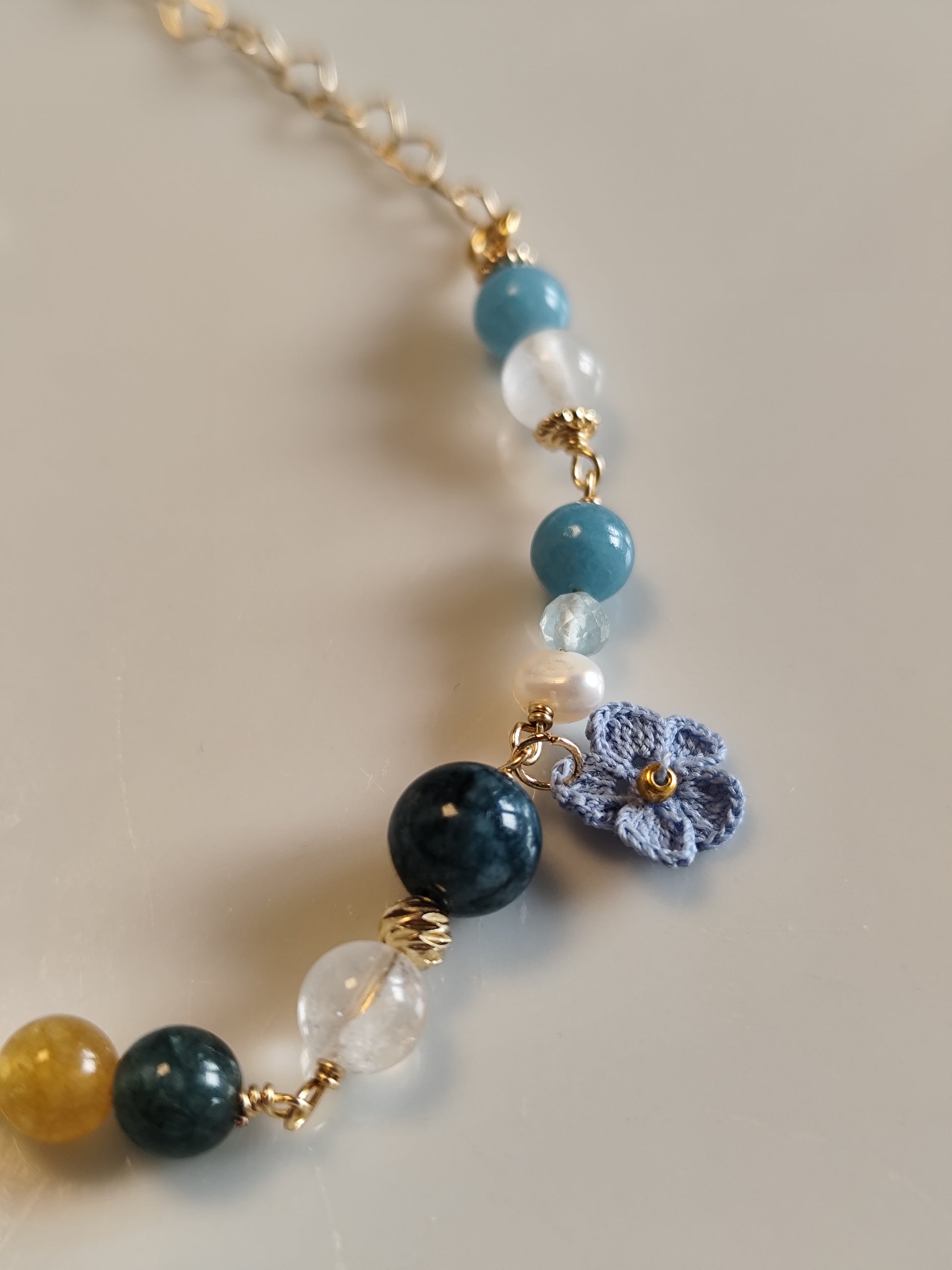 One-of-a-kind edelsteinarmband mit gehäkelte Blume - blau