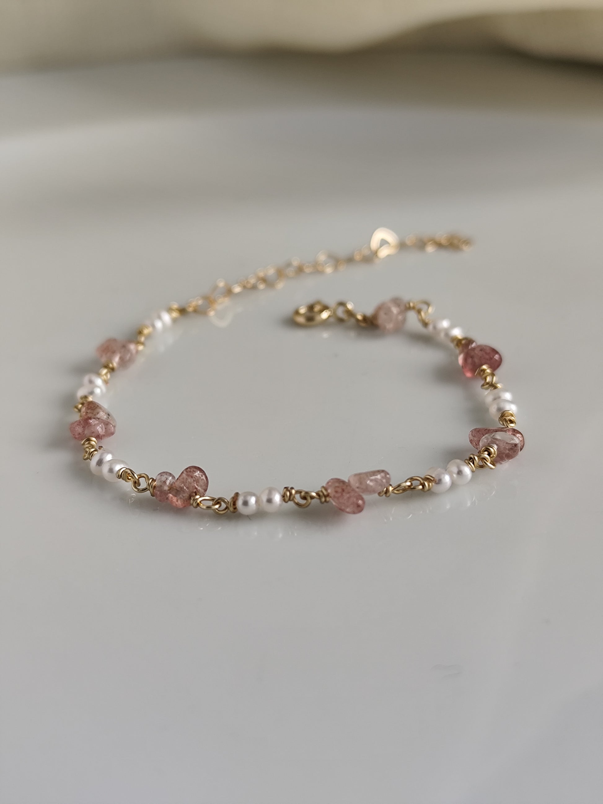 Zierliche Süßwasser perlen und strawberry quartz armband