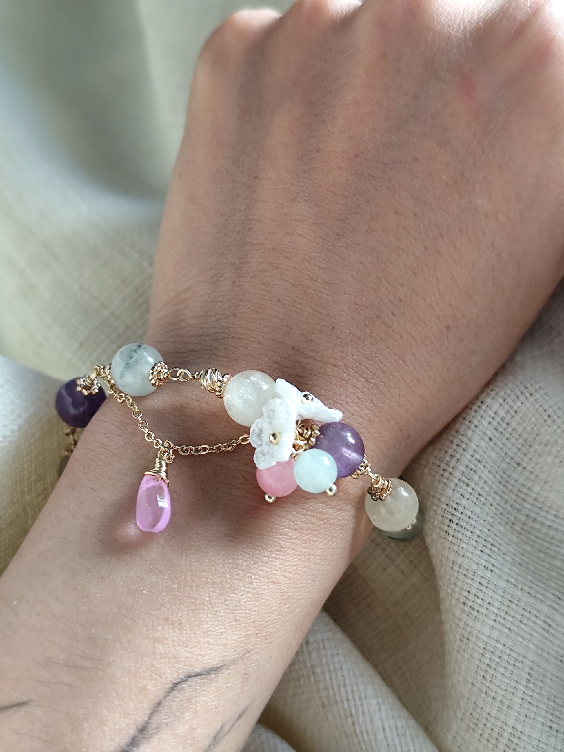 Lila edelsteinarmband mit gehäkelt Blumen