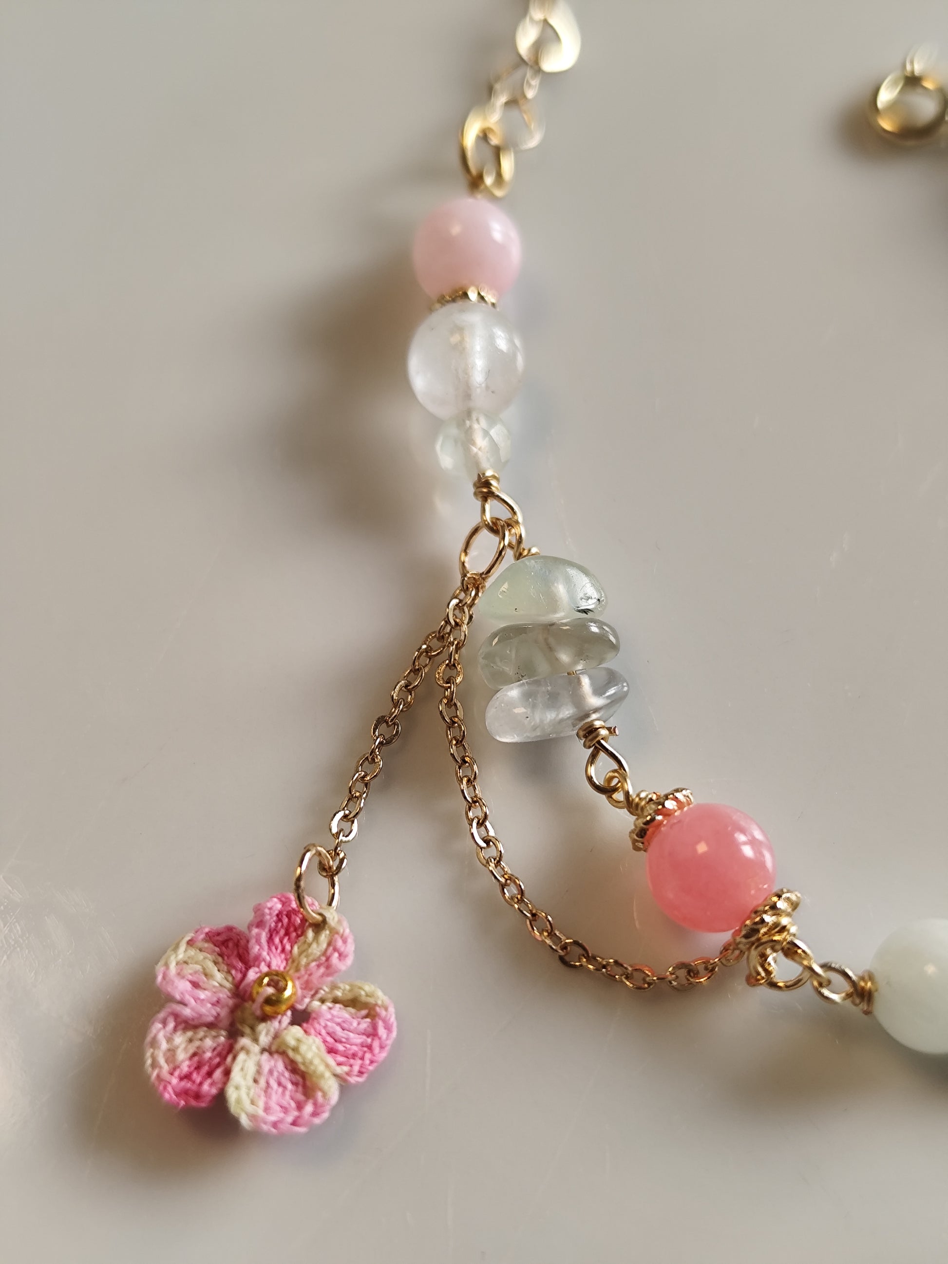 One-of-a-kind edelsteinarmband mit gehäkelte Blume - pink