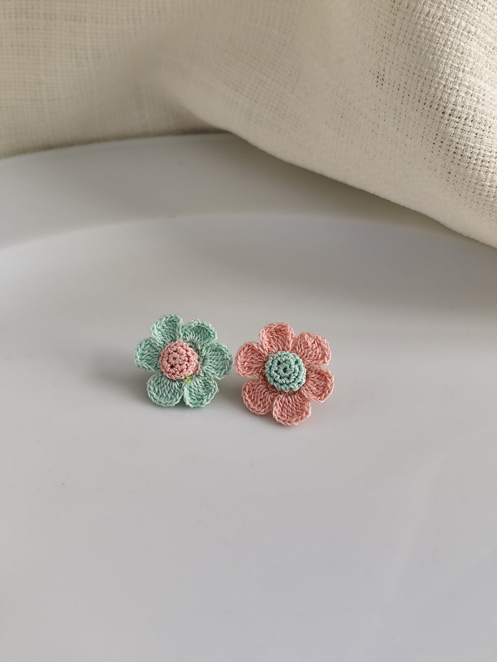 asymmetric daisy flower stud earrings | asymmetric daisy flower stud earrings