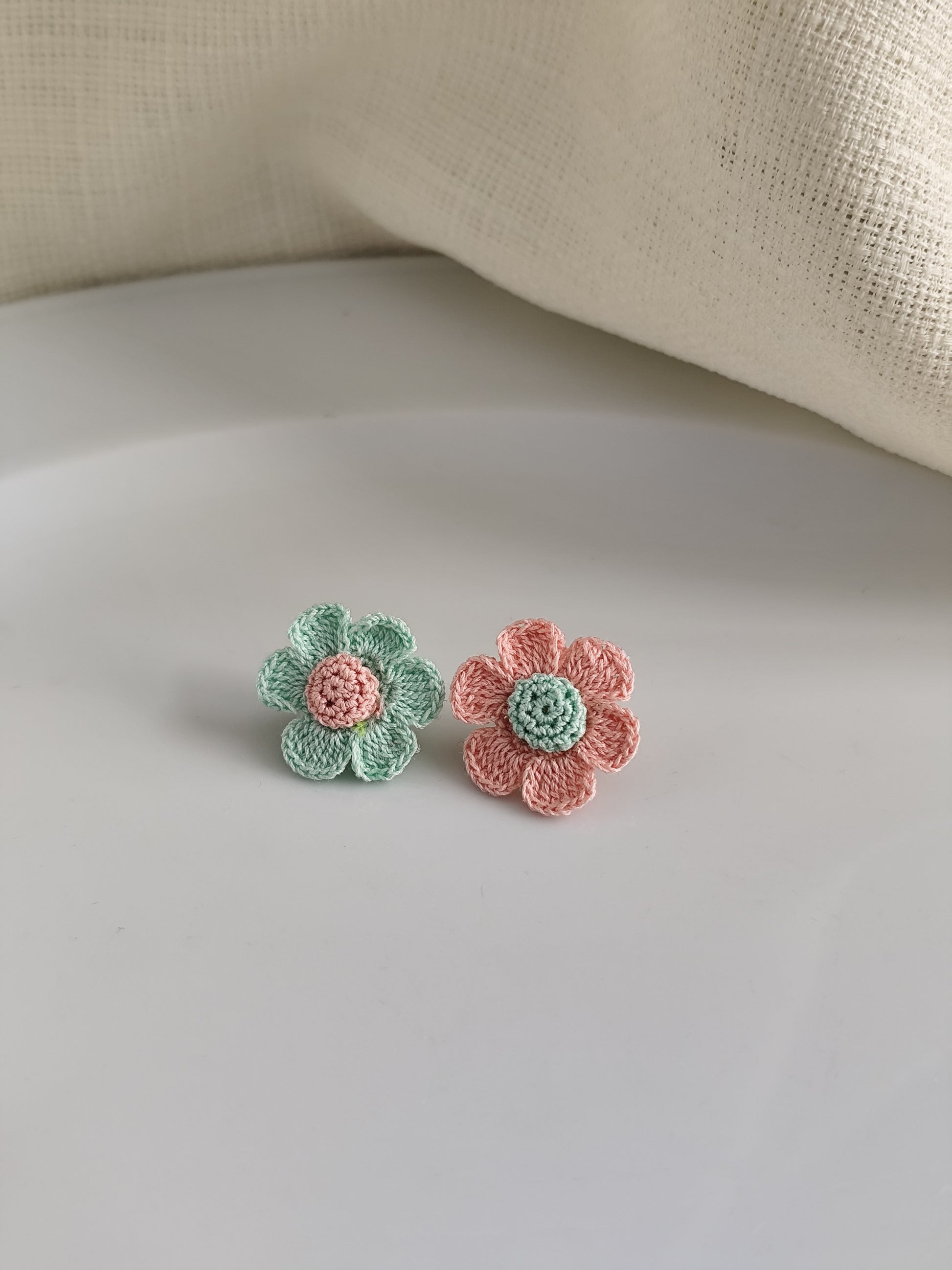 asymmetric daisy flower stud earrings | asymmetric daisy flower stud earrings