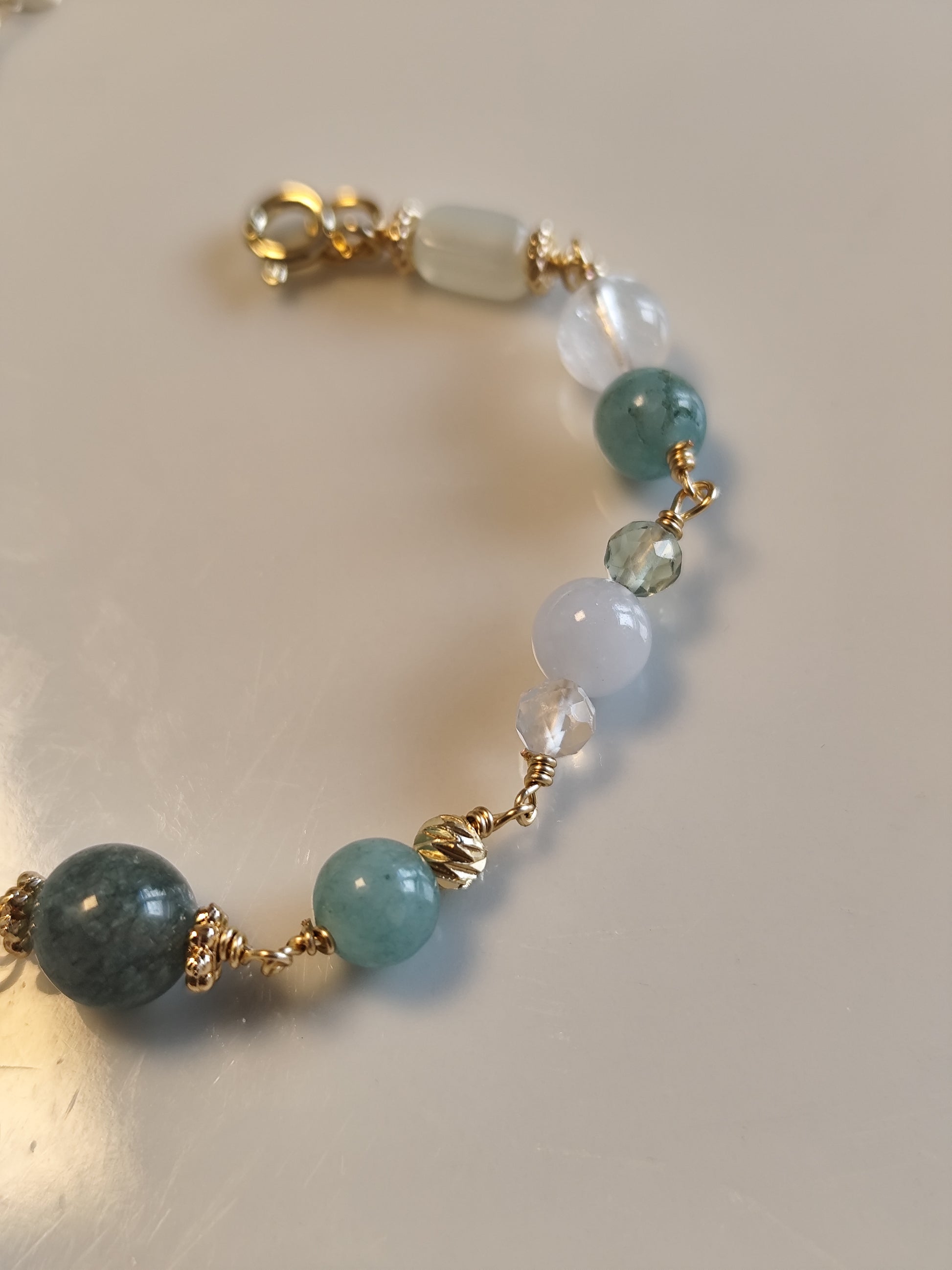 One-of-a-kind edelsteinarmband mit gehäkelte Blume - Champagne blau