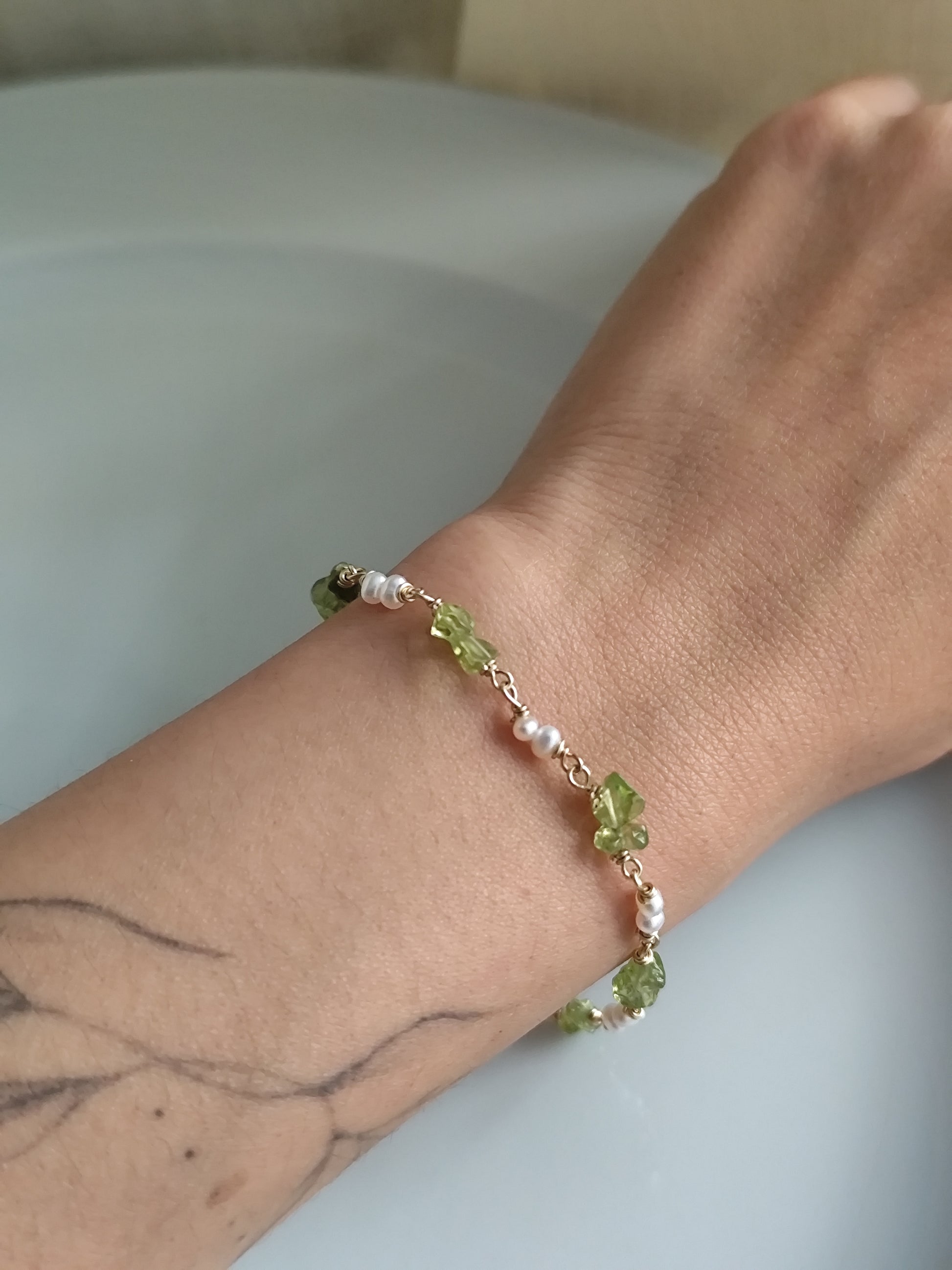Zierliche Süßwasser perlen und Peridot armband