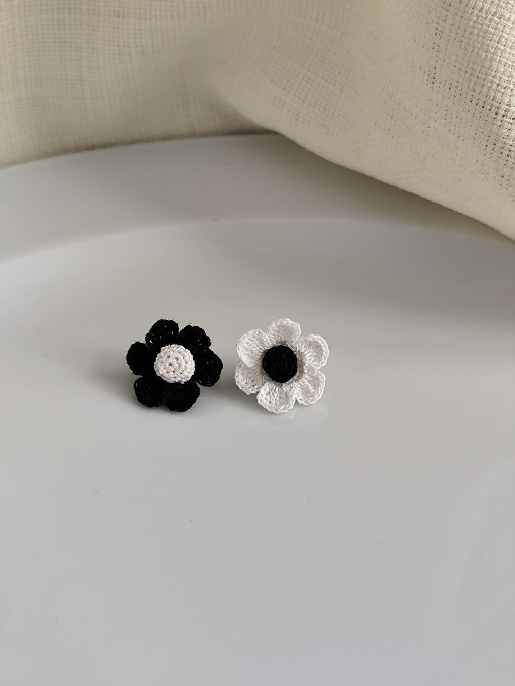 asymmetric daisy flower stud earrings | asymmetric daisy flower stud earrings