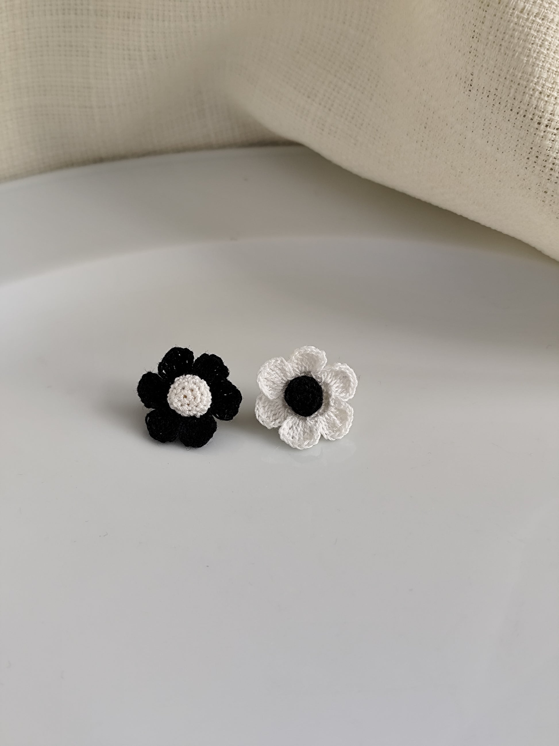 asymmetric daisy flower stud earrings | asymmetric daisy flower stud earrings