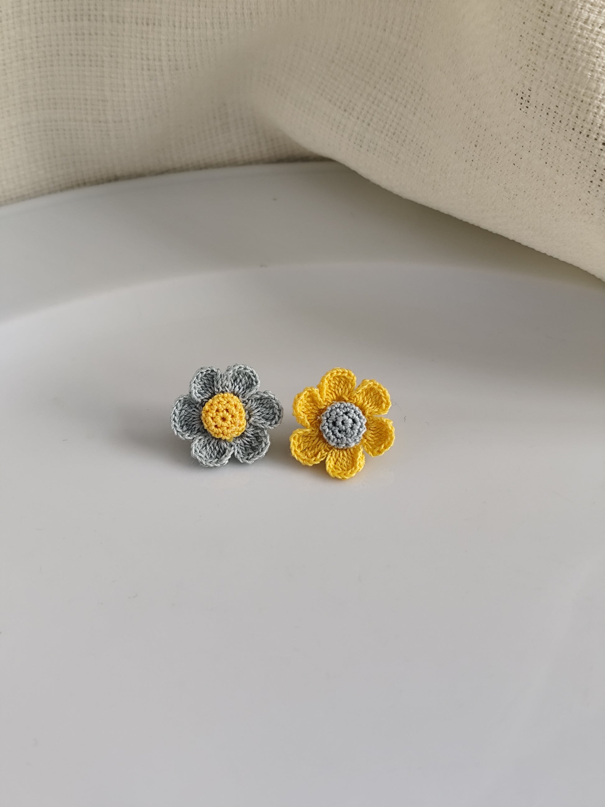 asymmetric daisy flower stud earrings | asymmetric daisy flower stud earrings