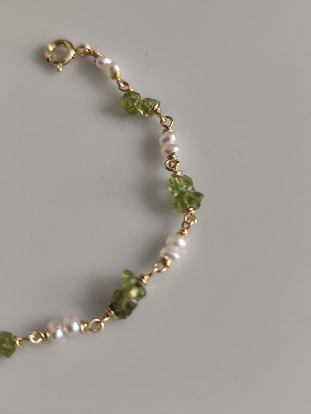 Zierliche Süßwasser perlen und Peridot armband