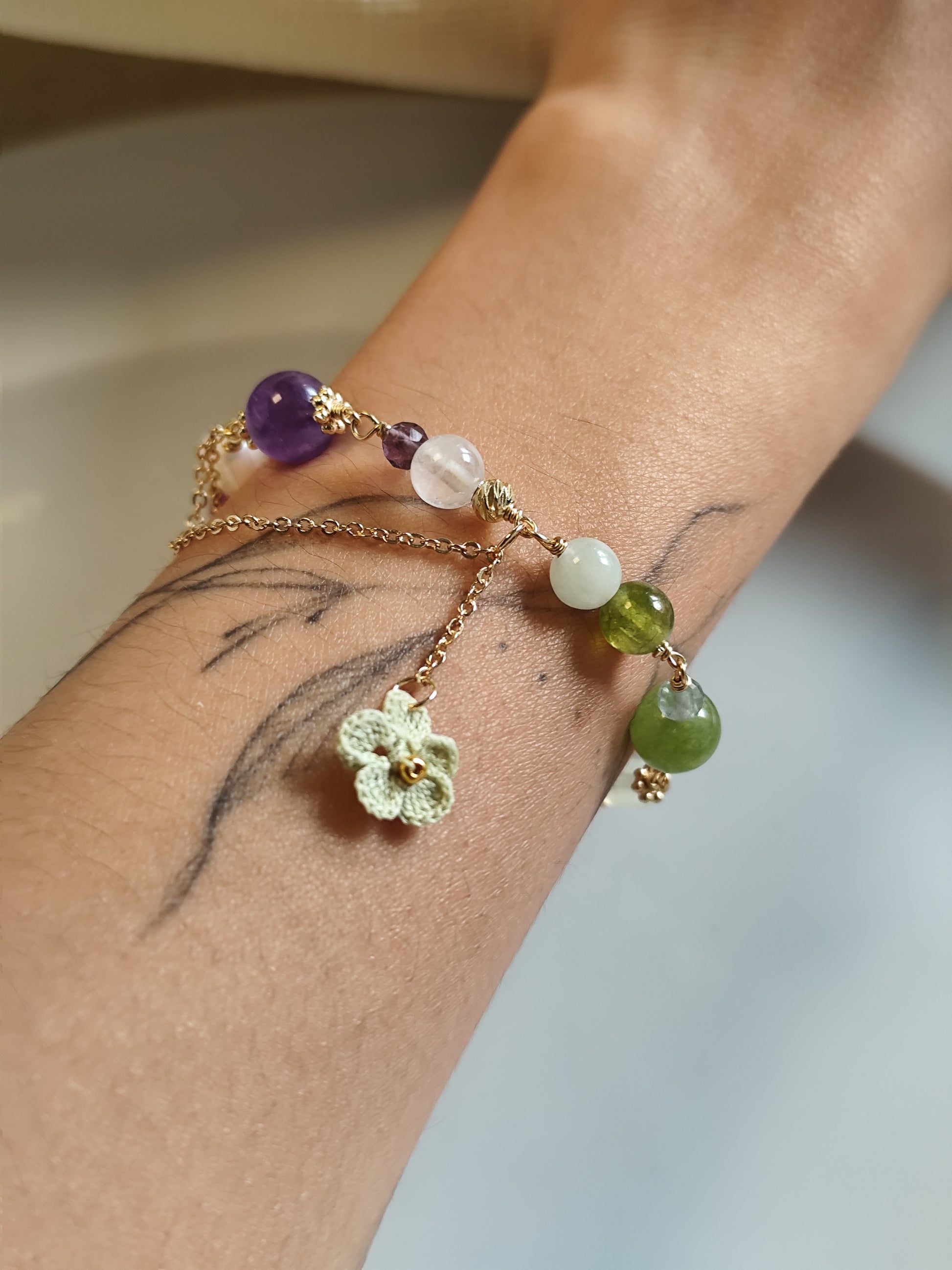 One-of-a-kind edelsteinarmband mit gehäkelte Blume - lila grün
