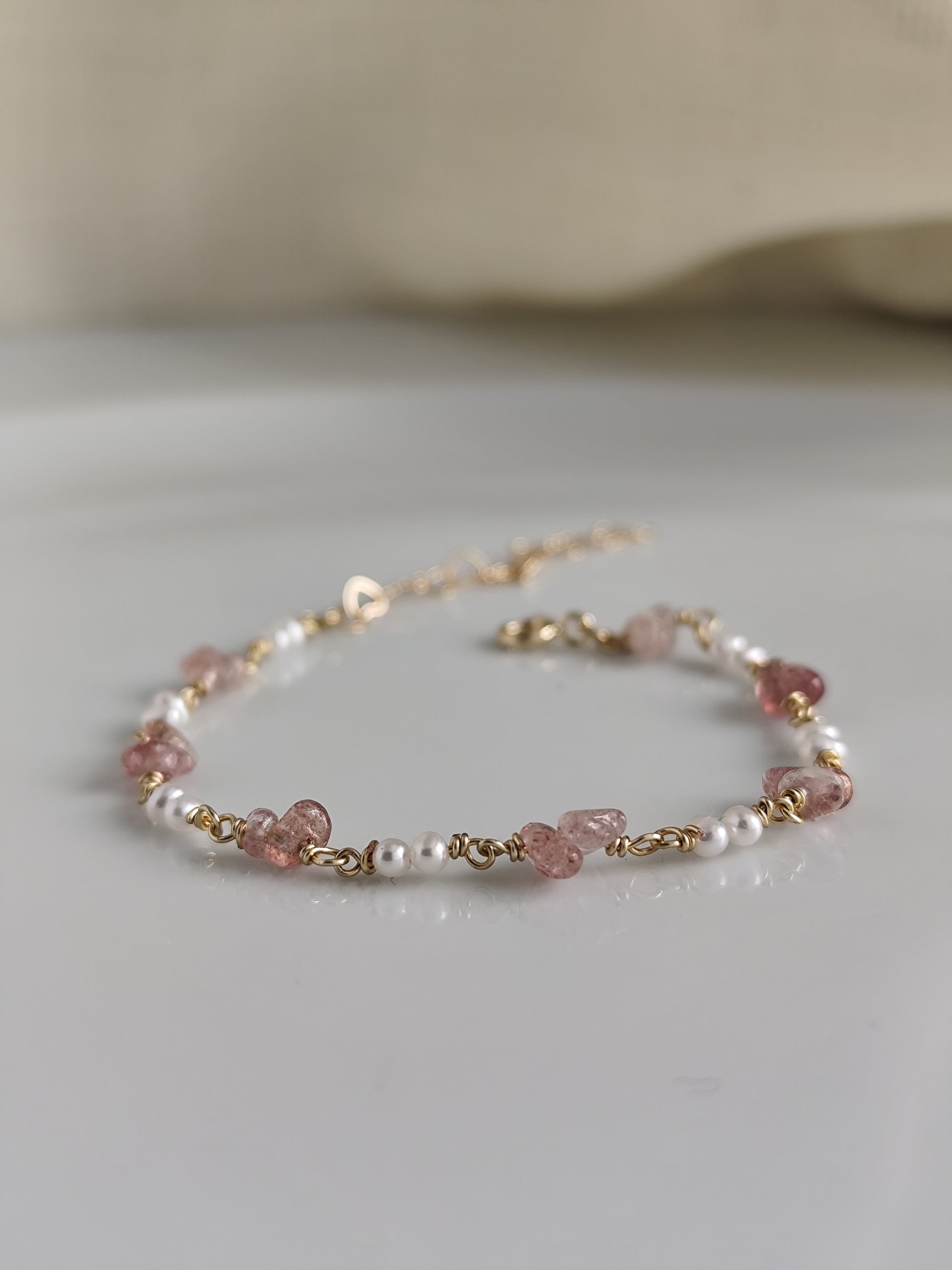 Zierliche Süßwasser perlen und strawberry quartz armband