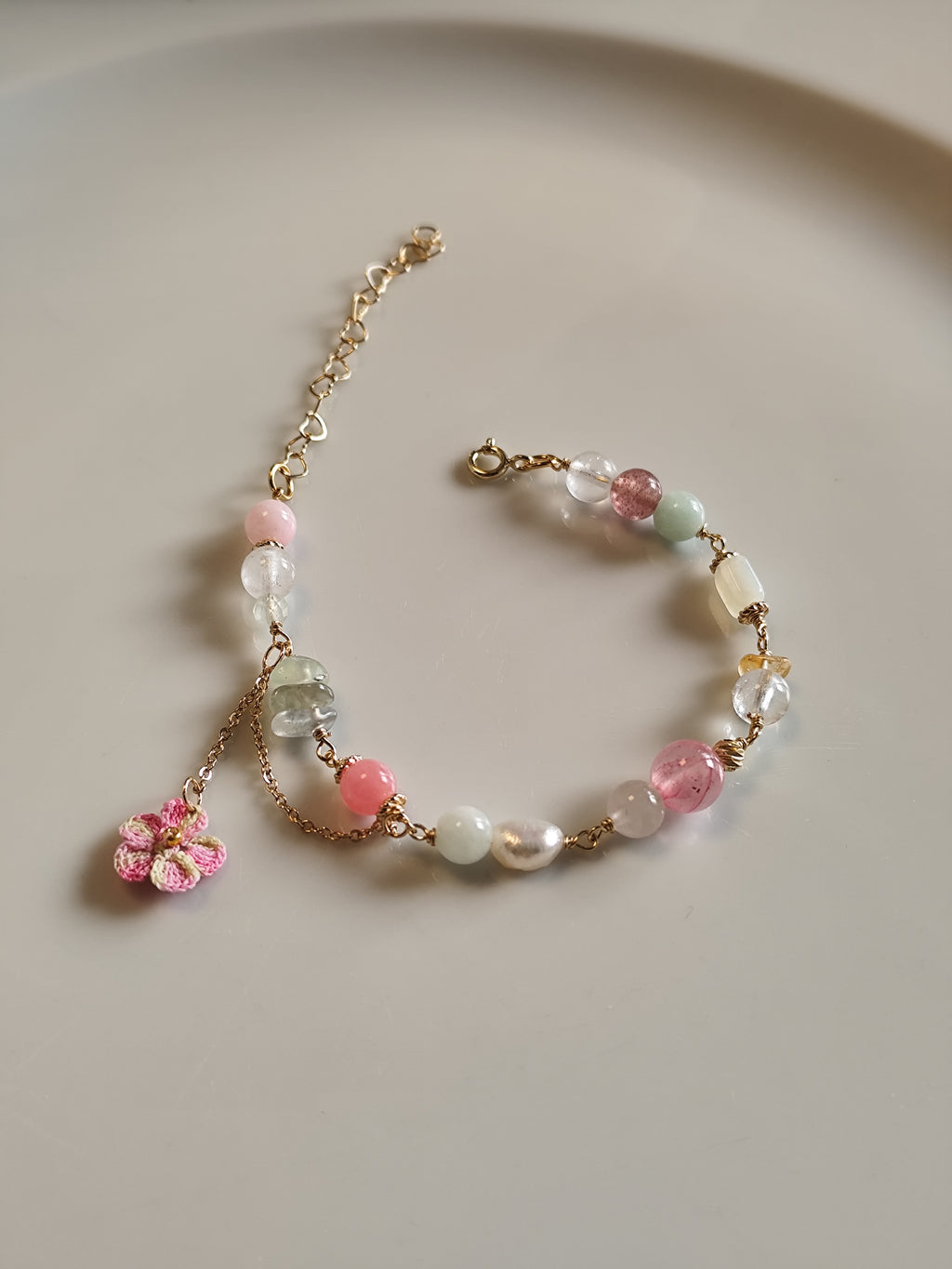 One-of-a-kind edelsteinarmband mit gehäkelte Blume - pink
