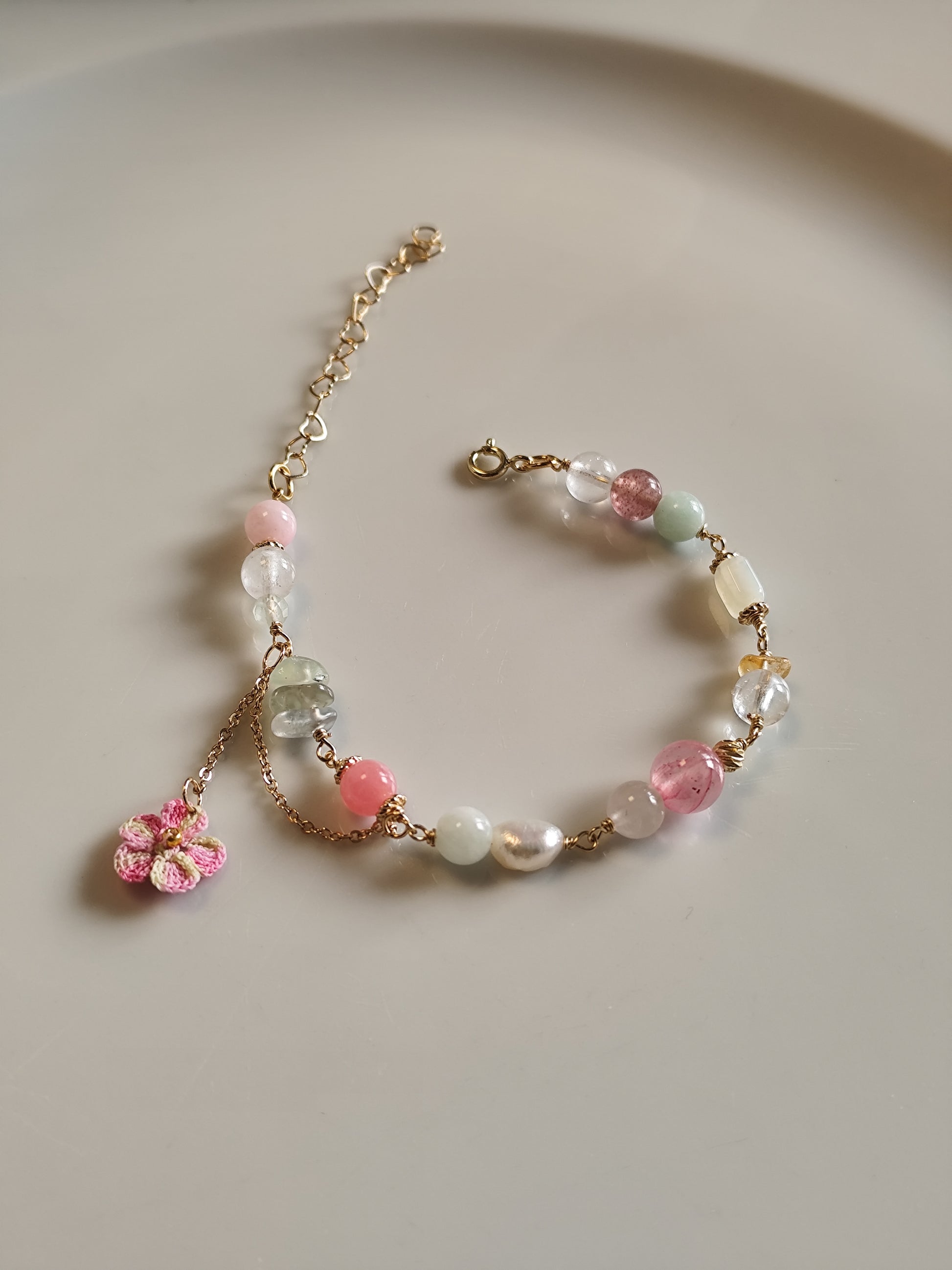 One-of-a-kind edelsteinarmband mit gehäkelte Blume - pink